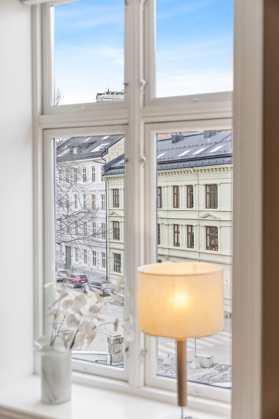 Utsyn mot omkringliggende bebyggelse. Galleribilde