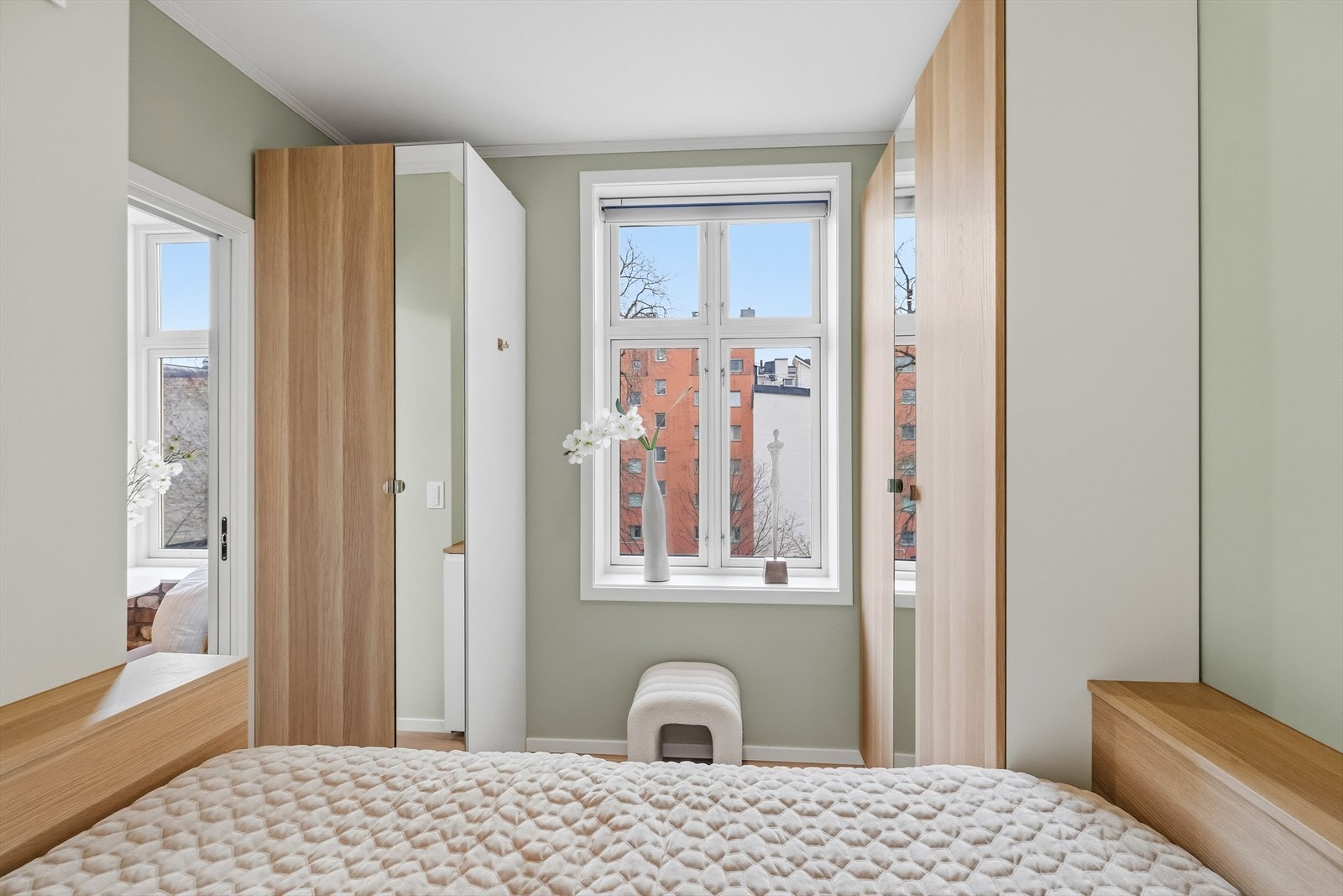 Soverommet vender inn mot rolig bakgård. Galleribilde