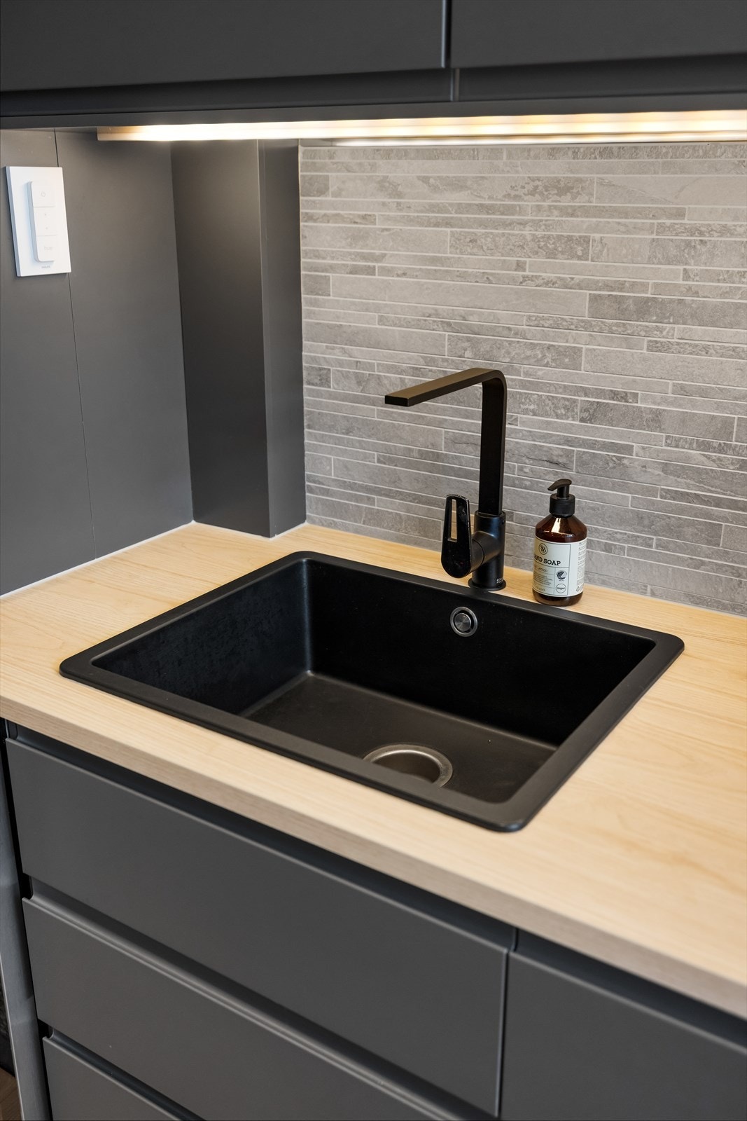 Heltre benkeplate med nedfelt oppvaskkum i kompositt. Galleribilde