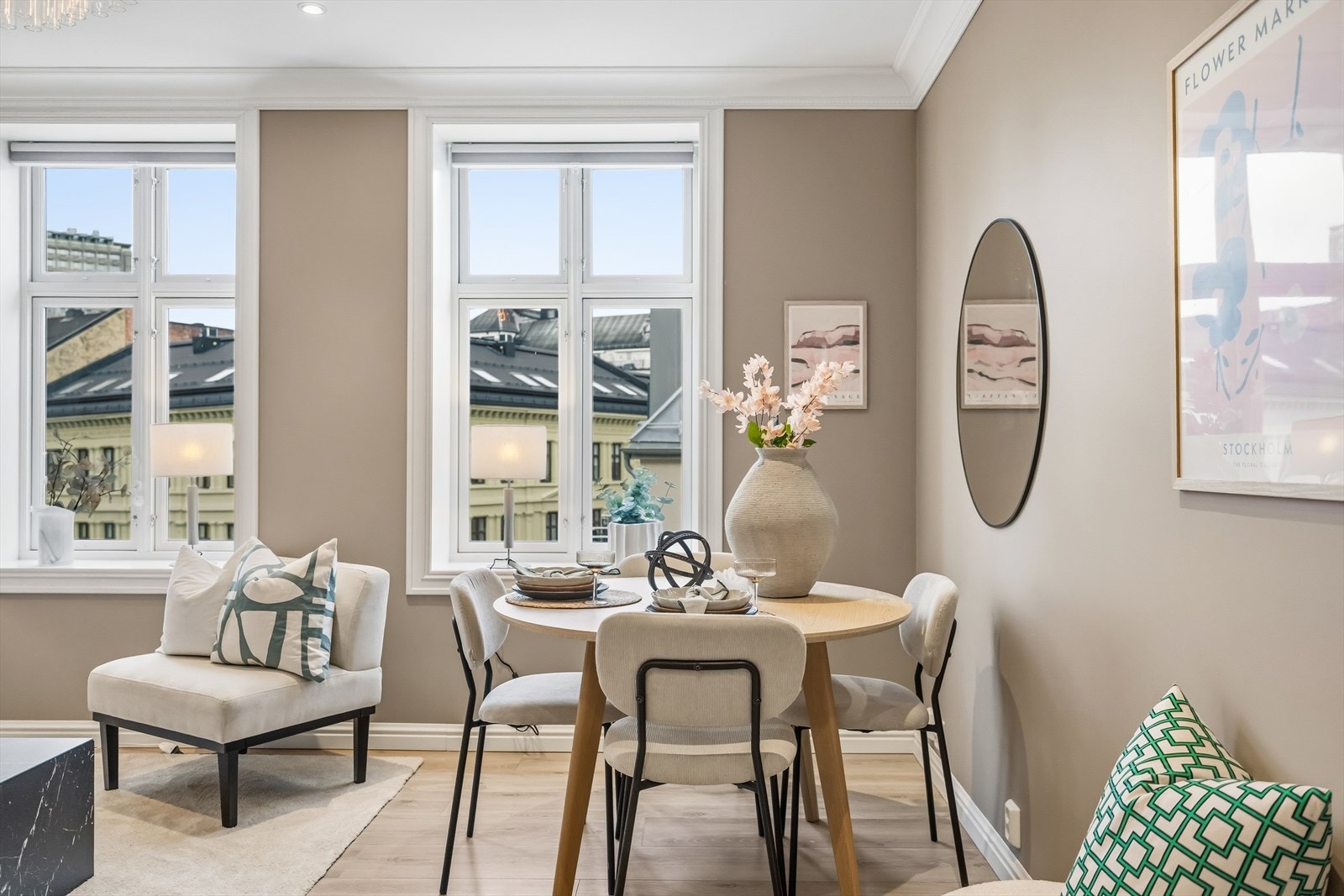 Spisbordet finner sin naturlige plass i rommet og danner en åpen og sosial sone. Galleribilde