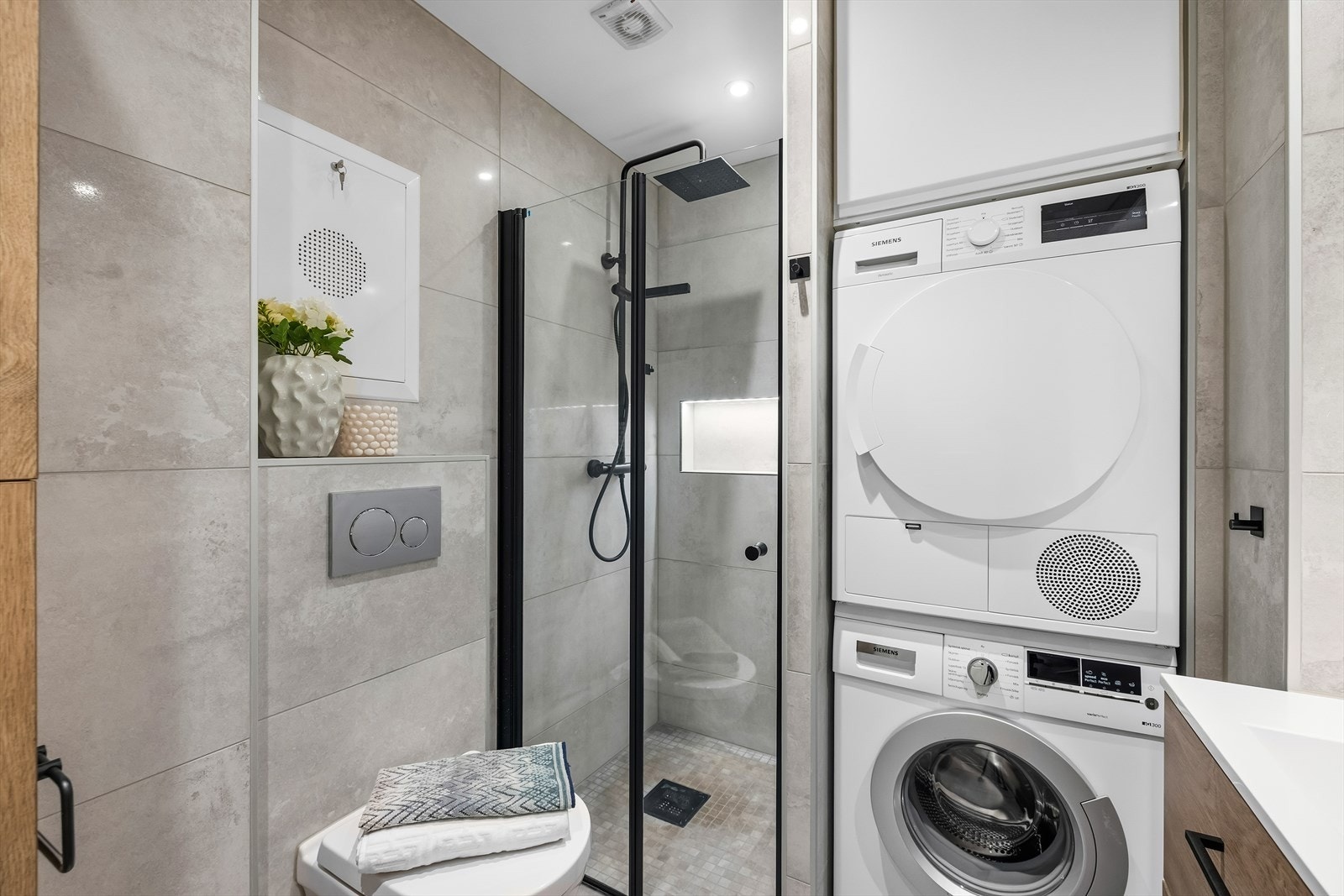 Rommet er tilrettelagt med opplegg for vaskemaskin og tørketrommel. Galleribilde