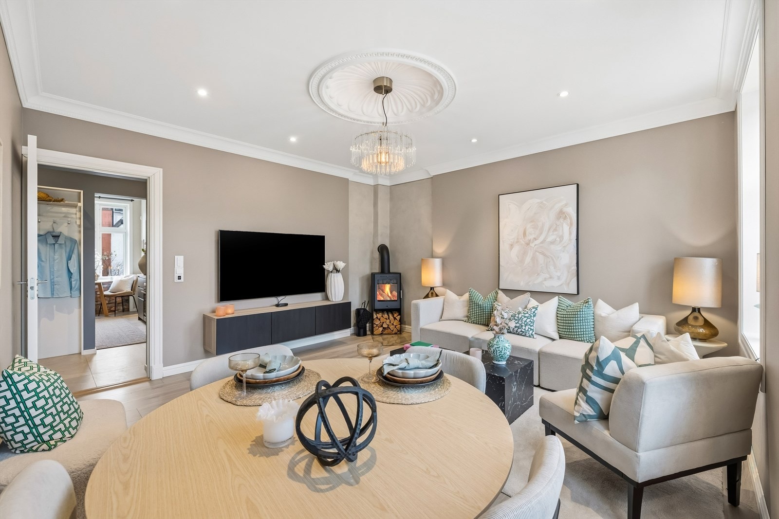 Stuen har frittstående vedovn som bidrar til både varme og hyggelig stemning. Galleribilde