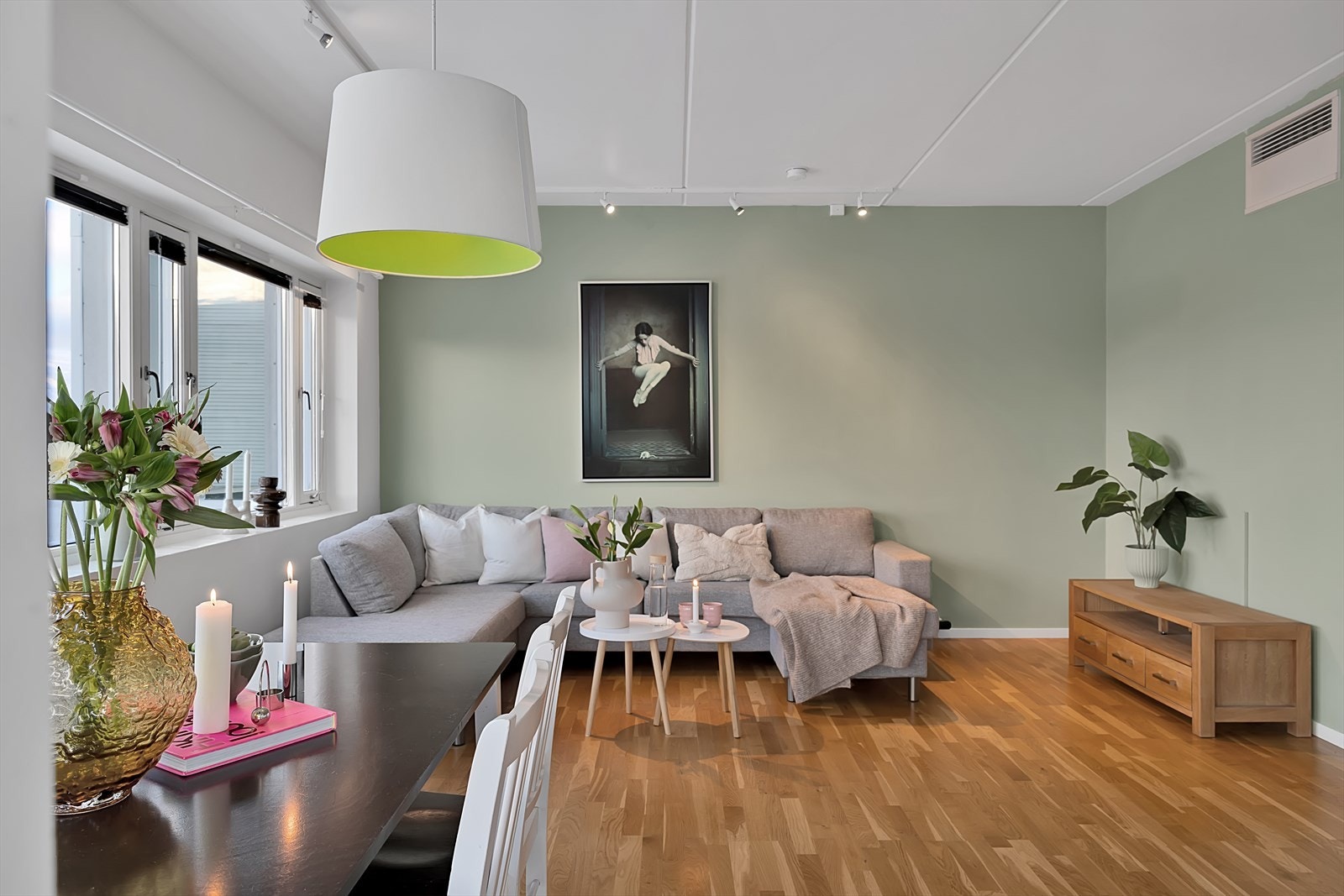 God plass til ønsket møblement Galleribilde