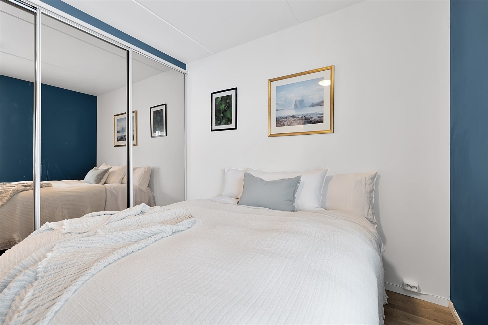 Praktisk skyvedørsgarderobe Galleribilde