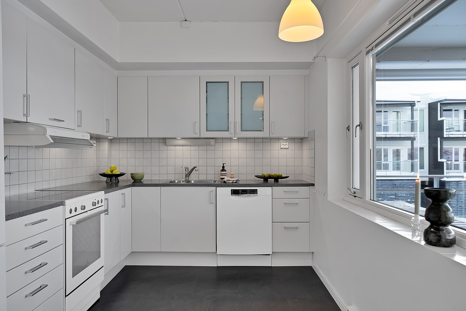 Romslig kjøkken med god skap- og benkeplass Galleribilde