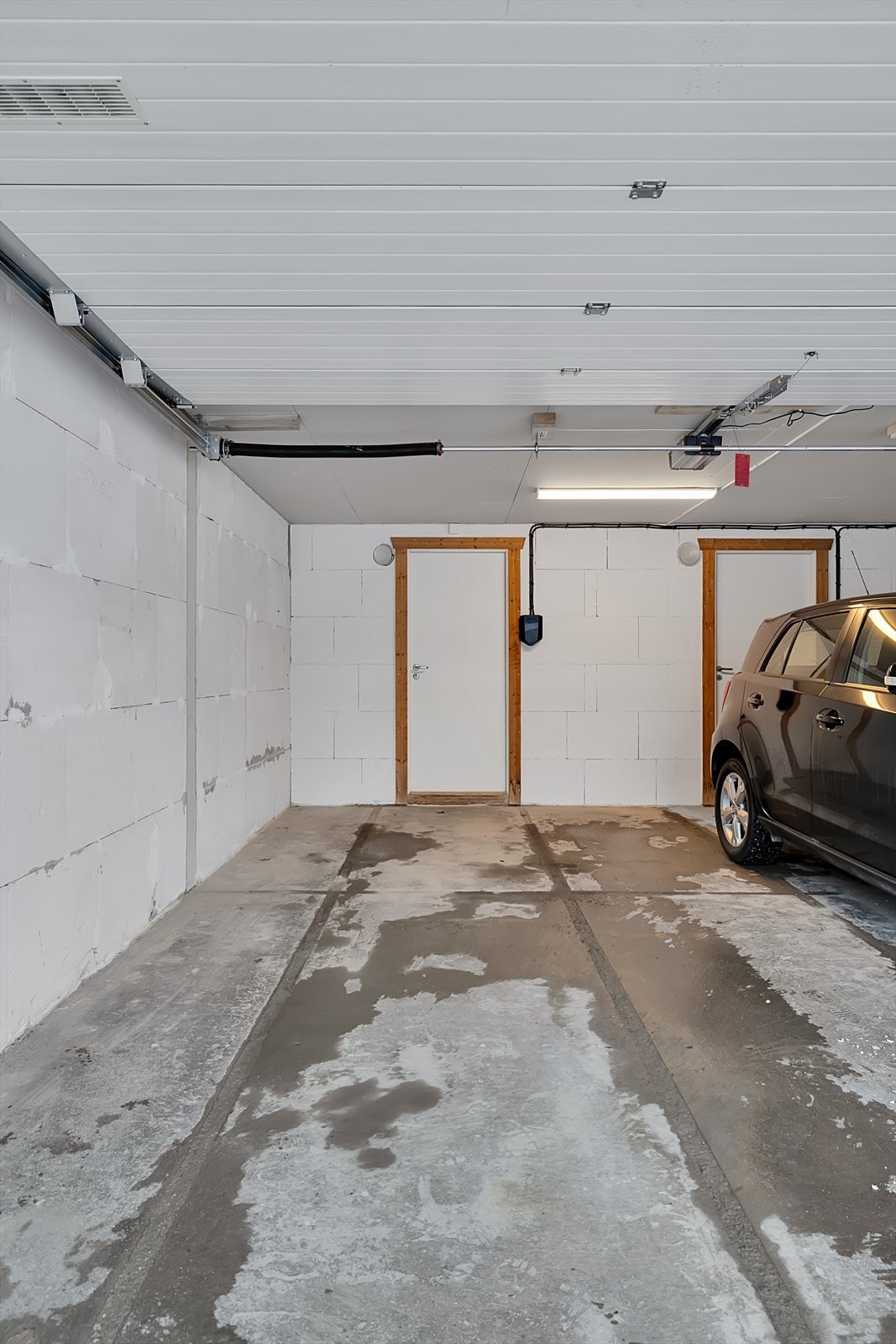 Parkering i garasje samt sportsbod Galleribilde