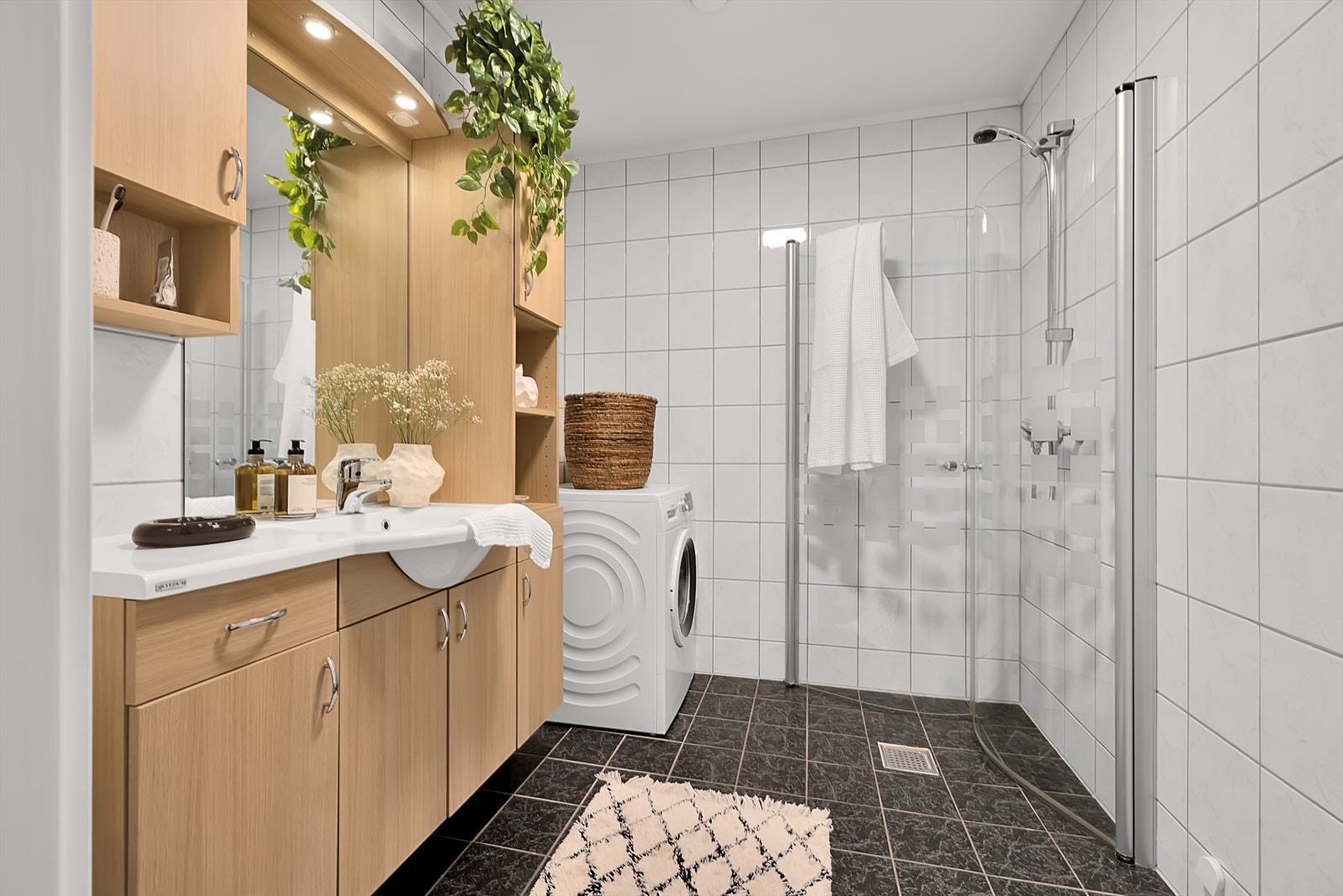 Pent flislagt bad med varme i gulv Galleribilde