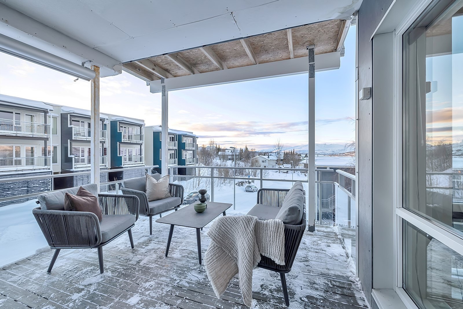 Fra stuen er det utgang til veranda på 15 kvm Galleribilde