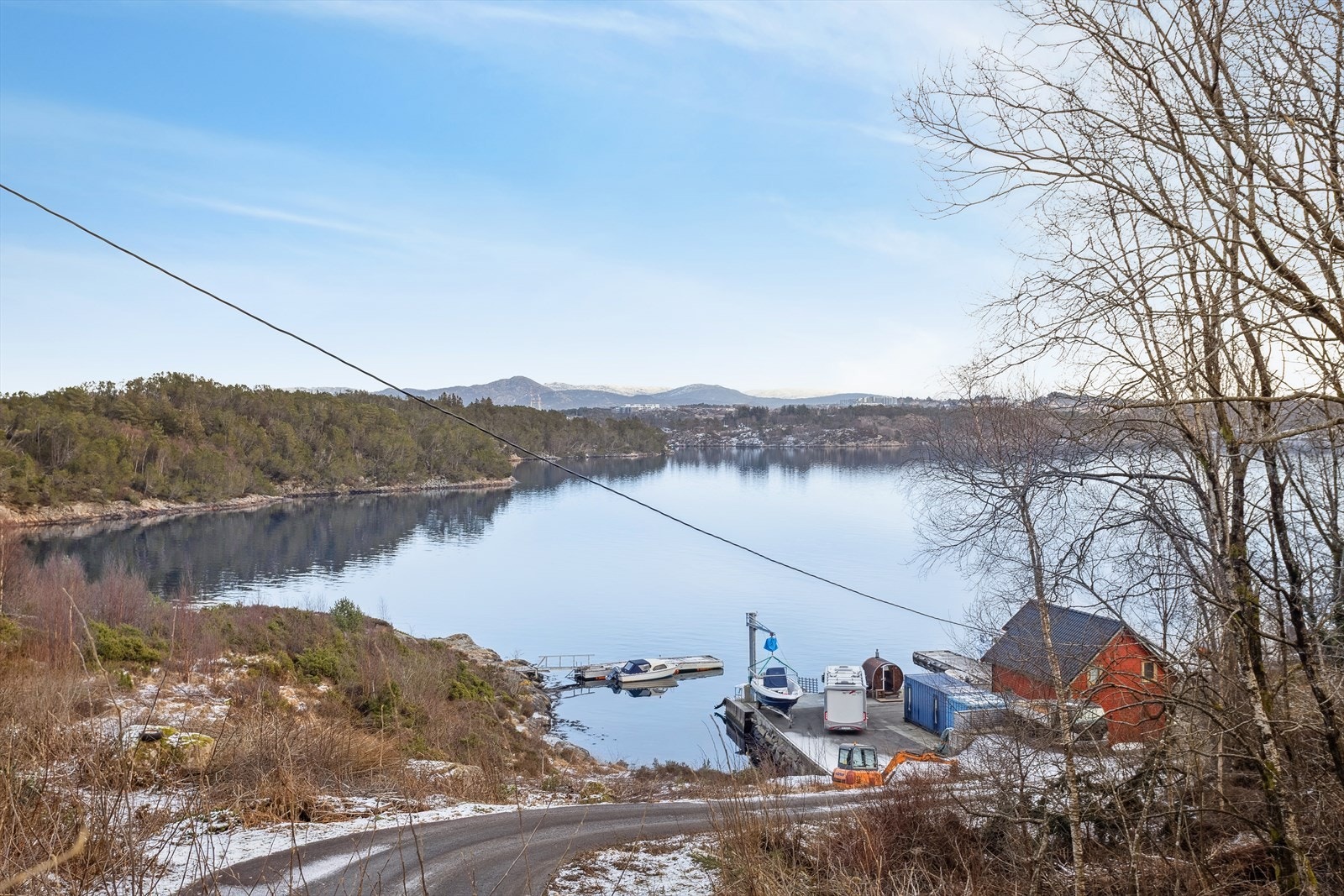 Sjøen ligger ca 1 minutt fra boligen. Galleribilde
