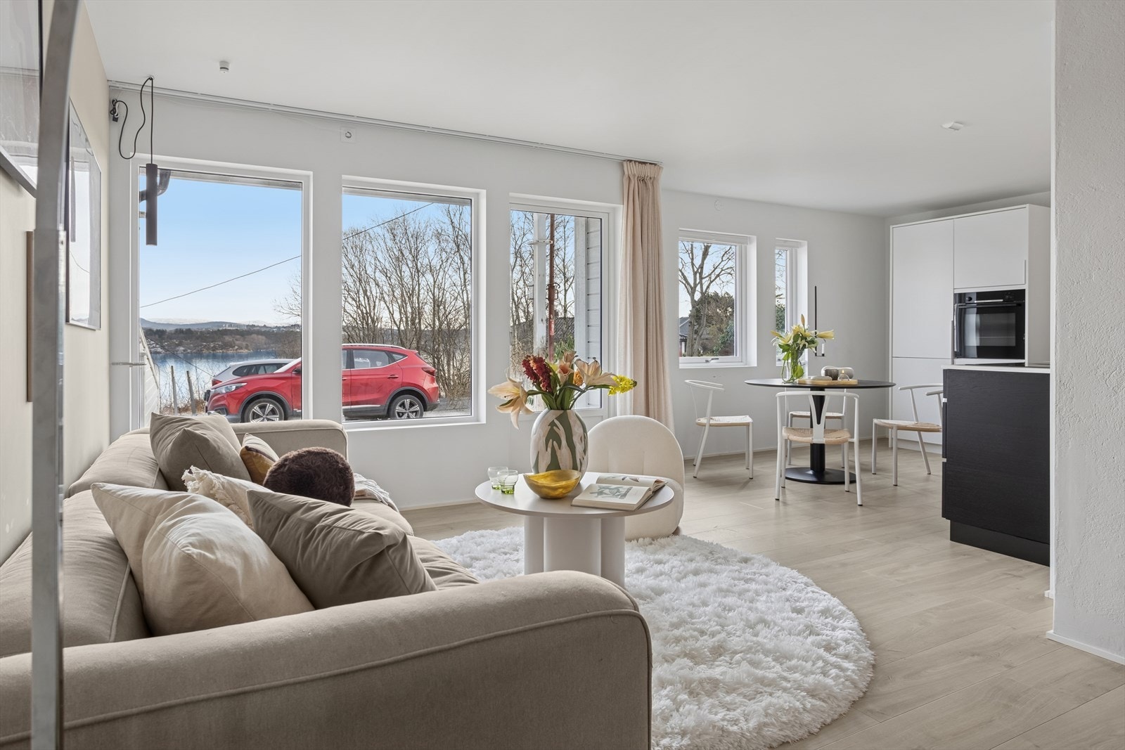 Praktisk åpen stue/kjøkkenløsning. Galleribilde