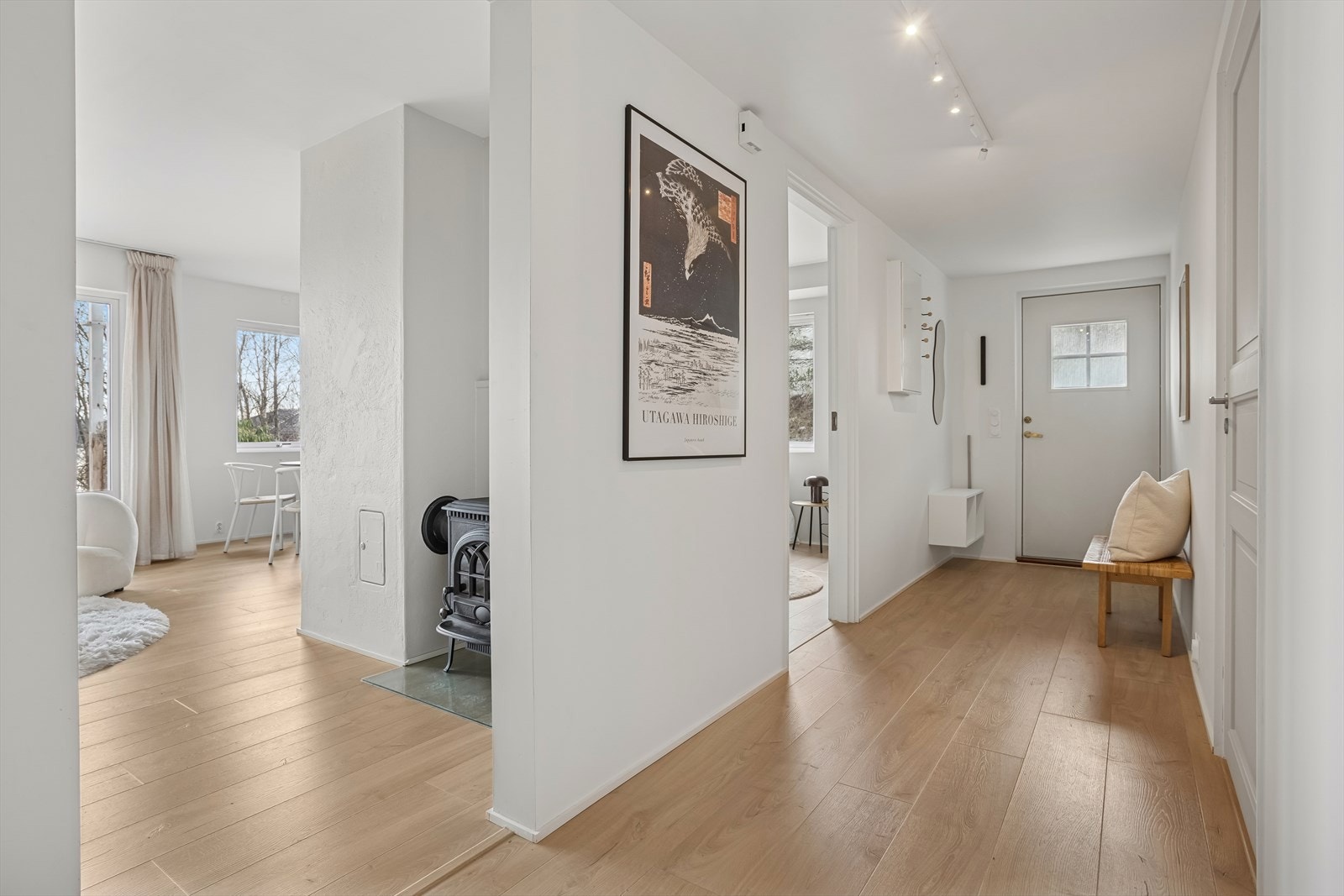 Leiligheten har gjennomgående likt 1-stavs laminat gulv. Galleribilde