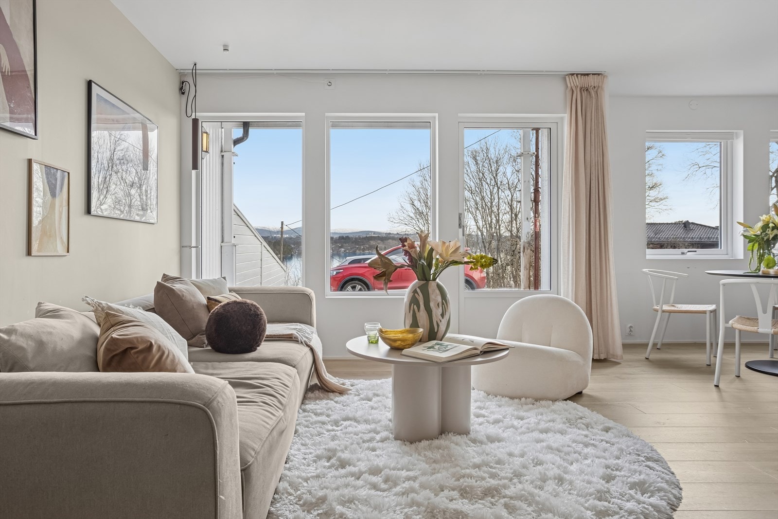 De store vindusflatene sørger for rikelig med lysinnslipp. Galleribilde