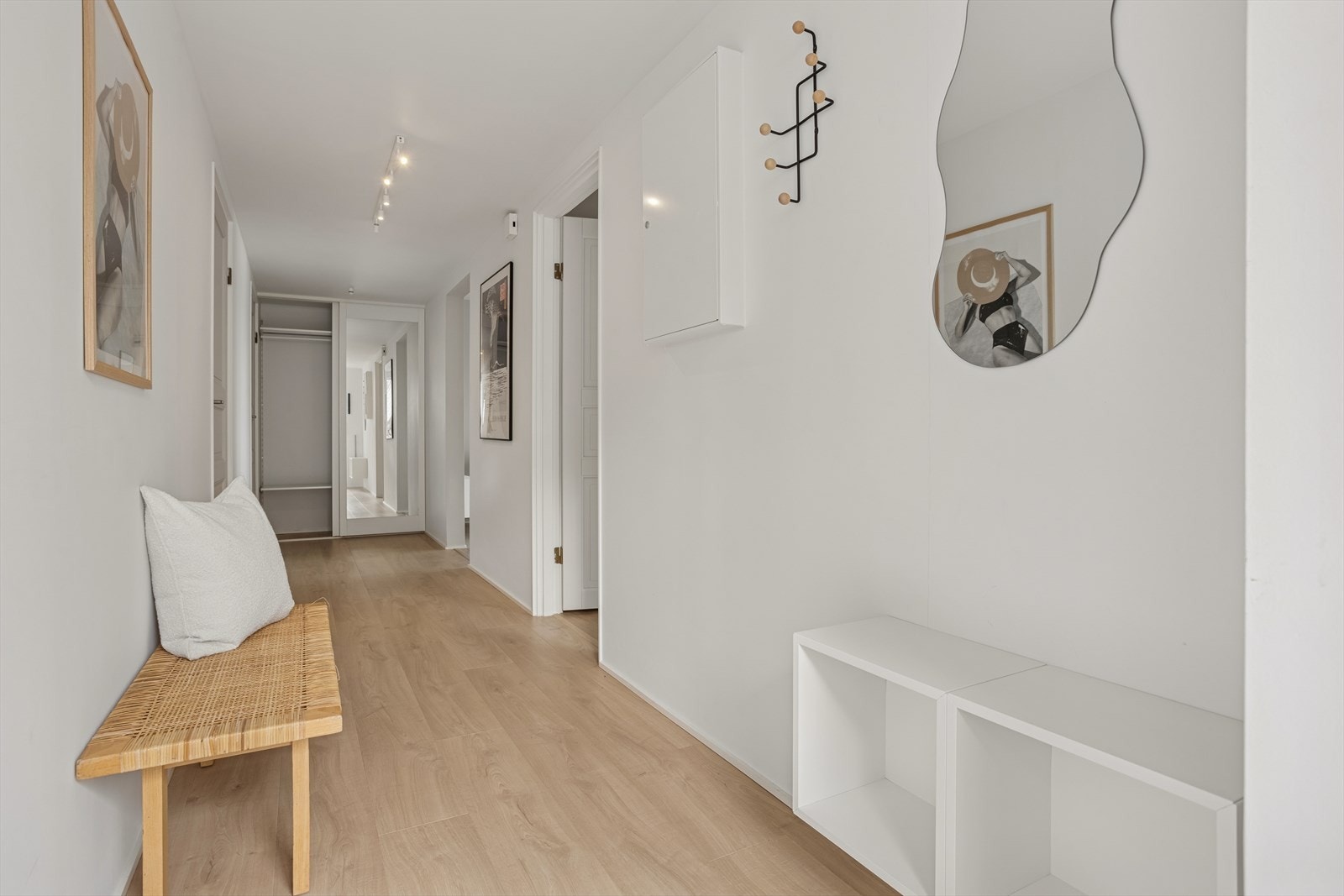 Langstrakt gang med praktisk skyvedørsgarderobe. Galleribilde