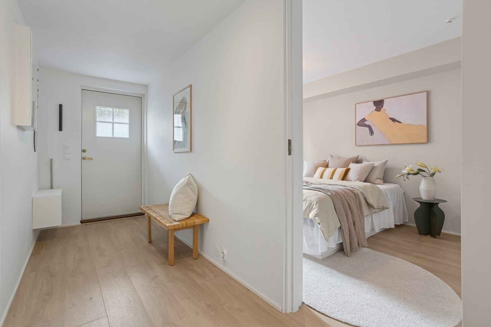 Lys og romslig entré. Galleribilde