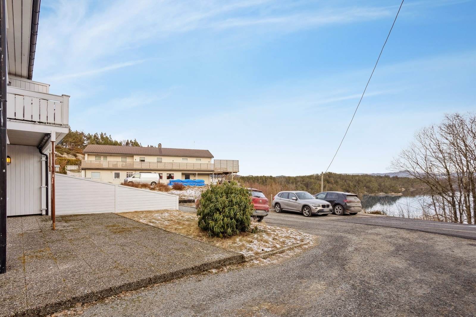 Flott uteområde med utsikt og plass til sittegruppe. Galleribilde