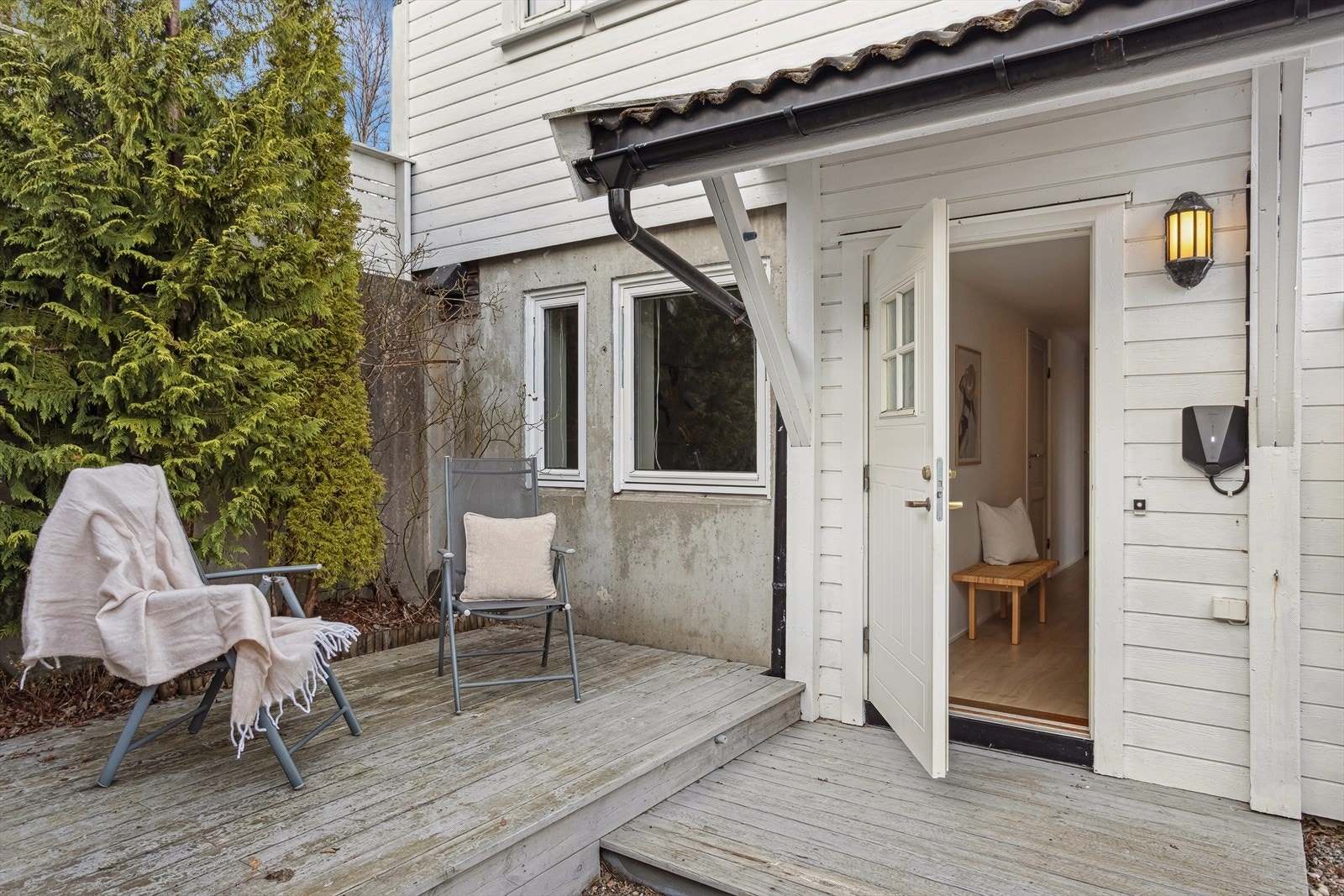 Terrasseområde ved inngangen måler ca 10 m². Galleribilde