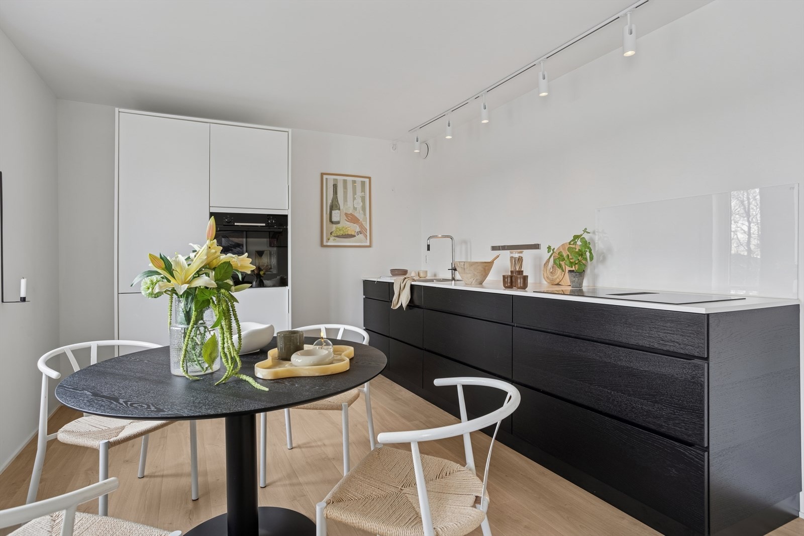 Kjøkkenet består av platetopp, stekeovn, oppvaskmaskin og kjøl/frys. Galleribilde