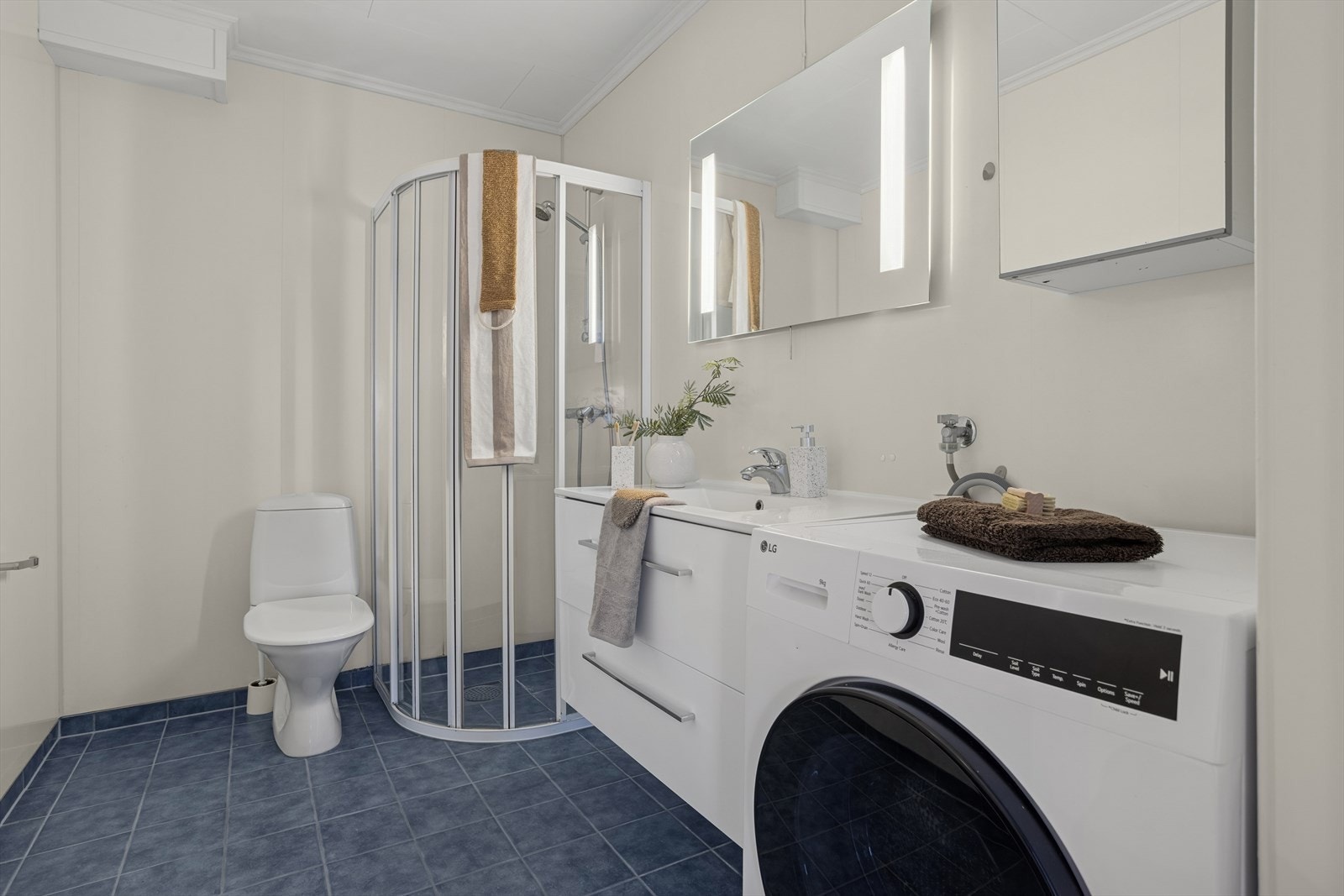 Opplegg for vaskemaskin på badet. Galleribilde