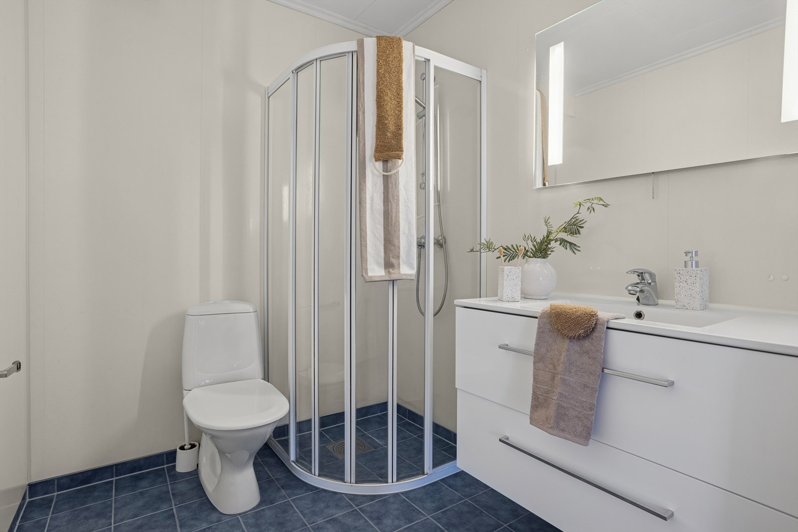 Bad med varmekabler i gulvet Galleribilde