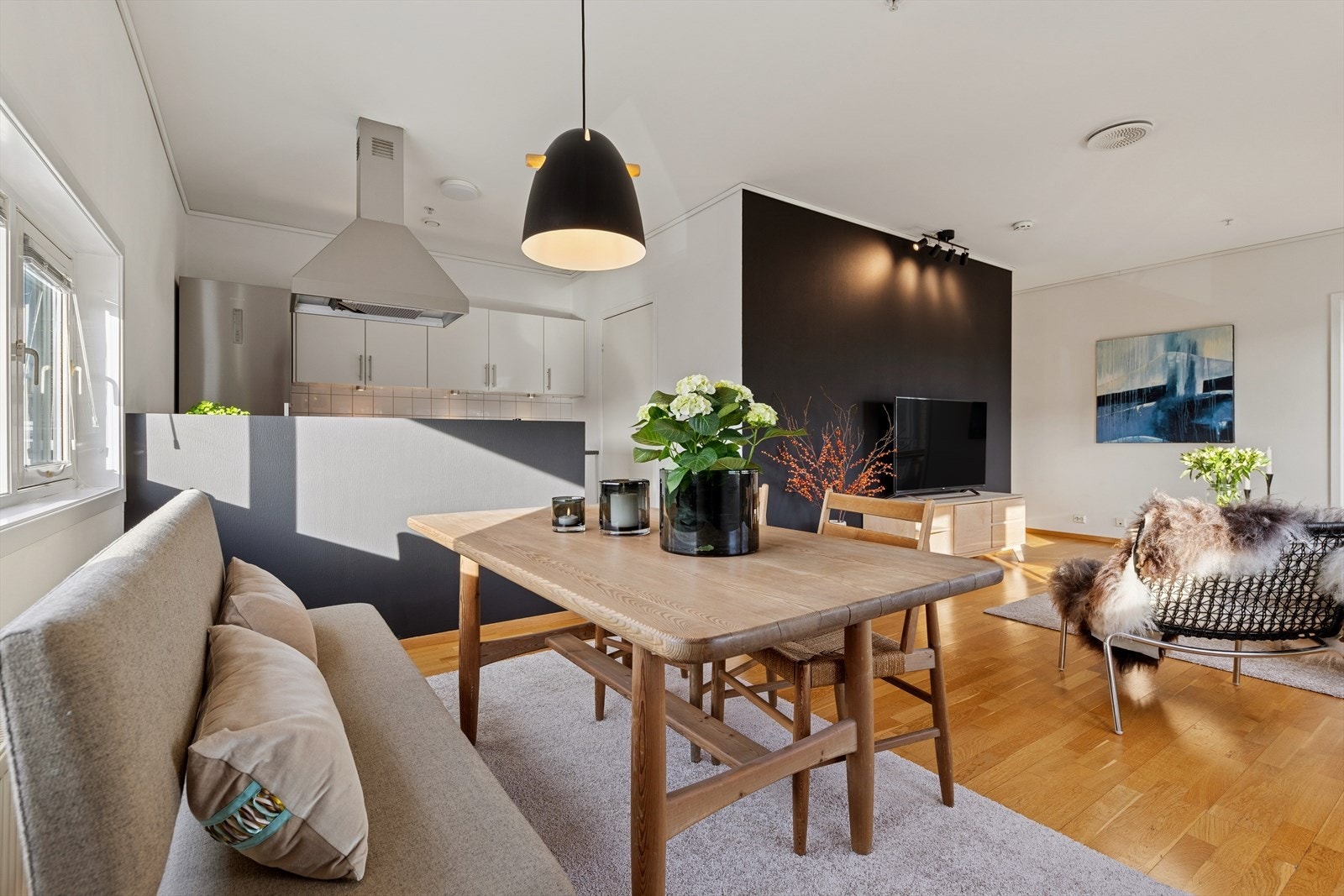 Stuen er lett og innrede og har flere naturlige "soner". Passer perfekt for både single og par. Galleribilde