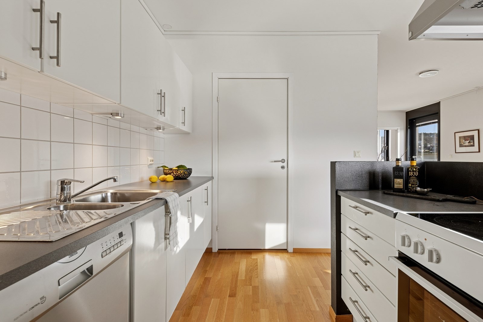 Kjøkkenet har tilgang til romslig innvendig bod. I tillegg medfølger det en ekstra bod i garasje. Galleribilde