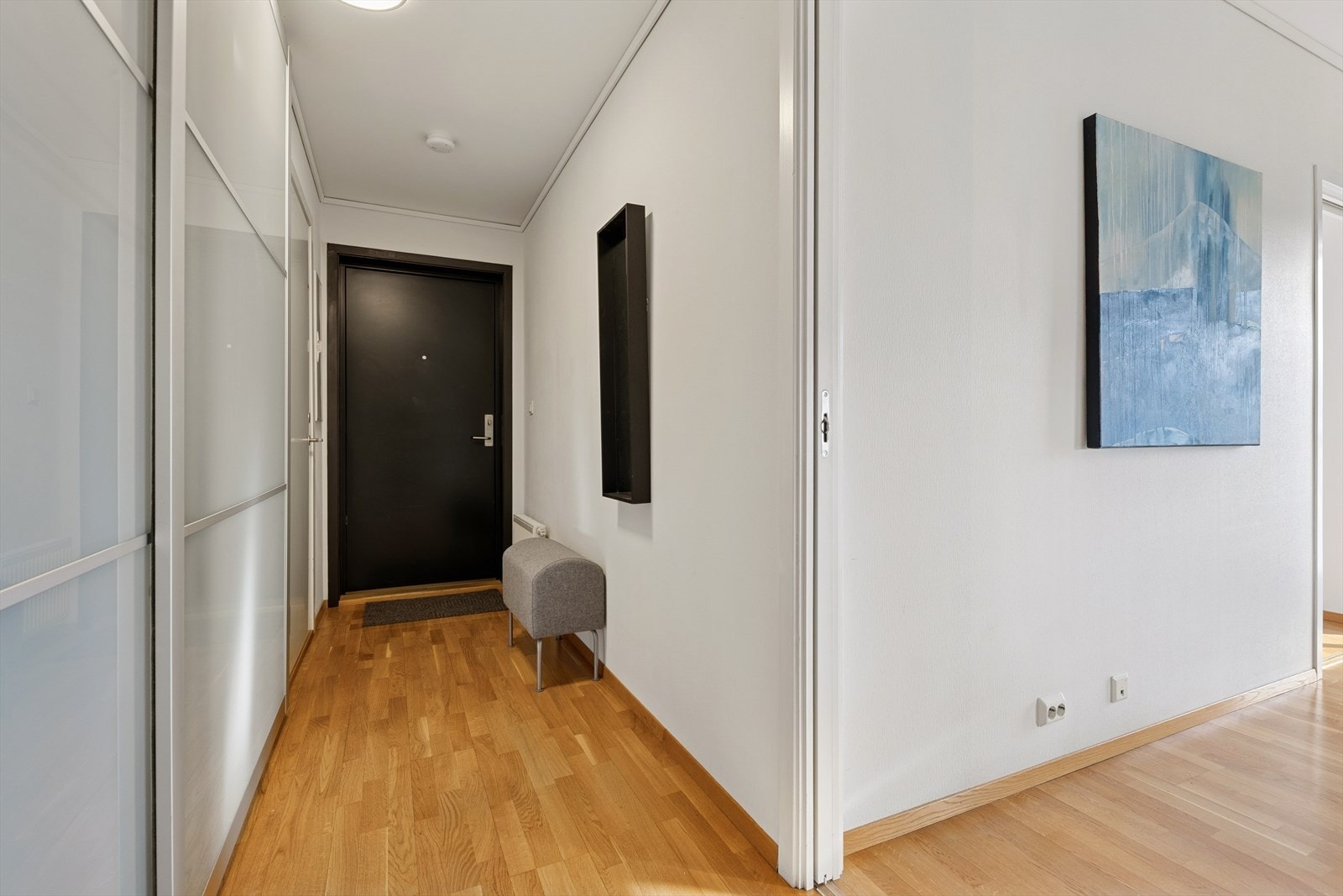 Romslig inngangsparti med skyvedørsgarderobe. Galleribilde