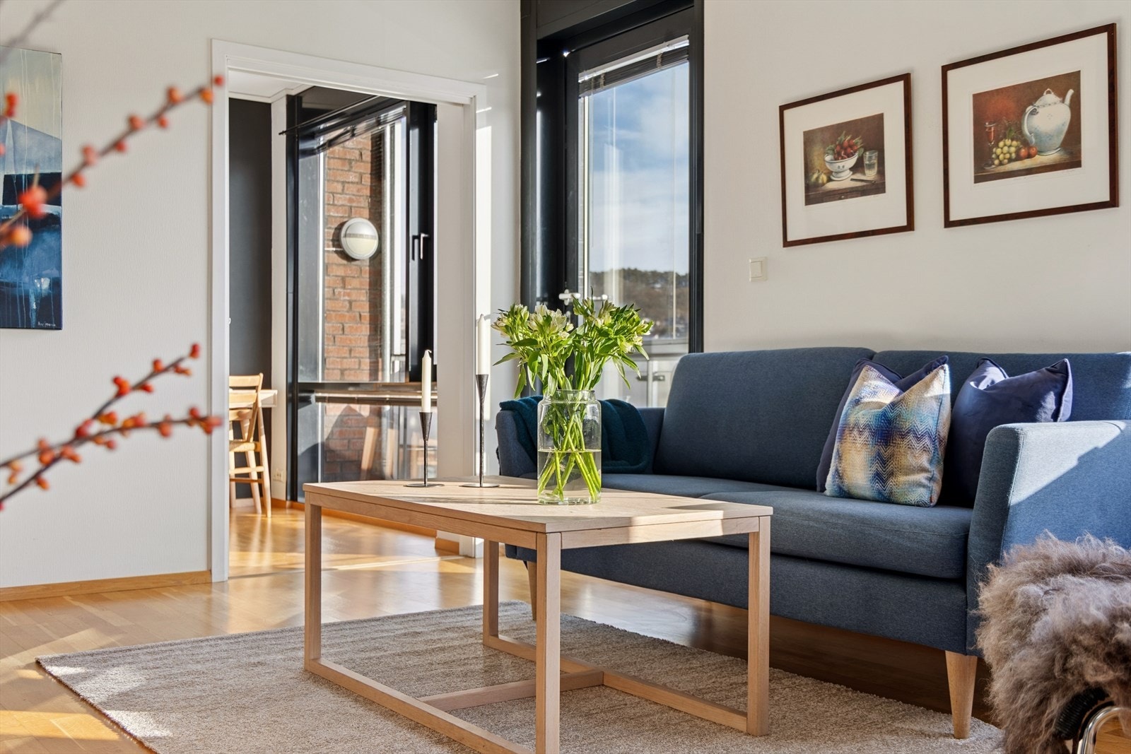 Leiligheten har god takhøyde, dette i tillegg til store vindusflater skaper et lyst og luftig oppholdsrom. Galleribilde