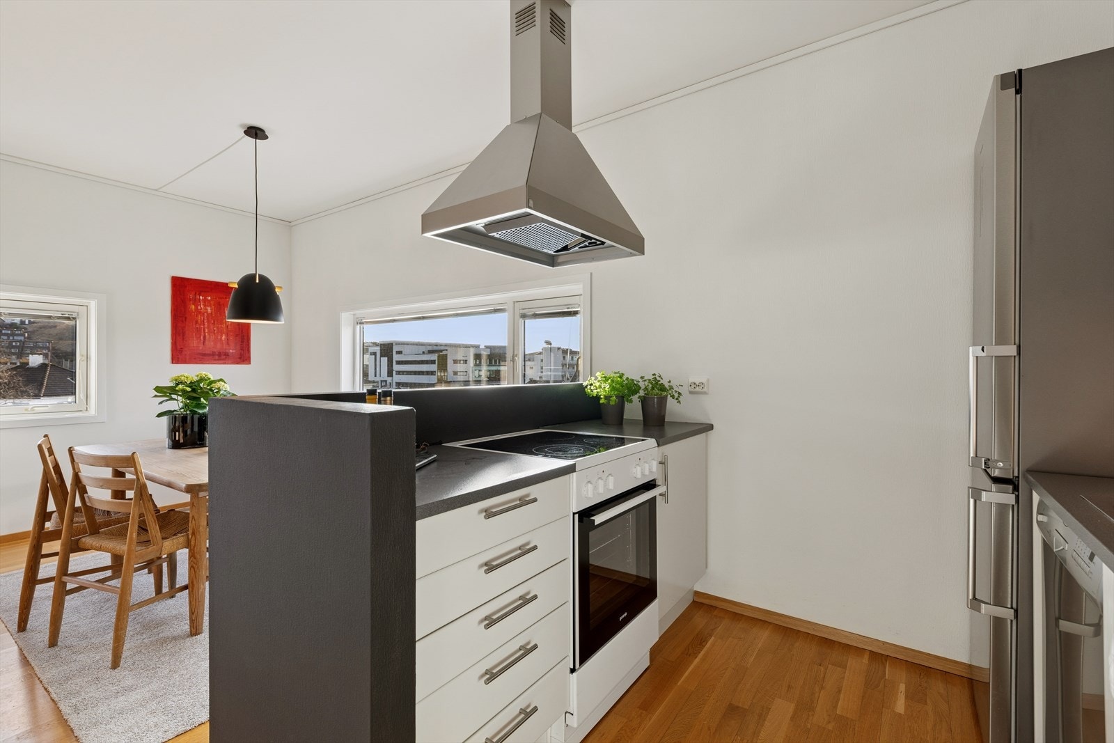 Åpent kjøkken vendt mot spisestue. Galleribilde