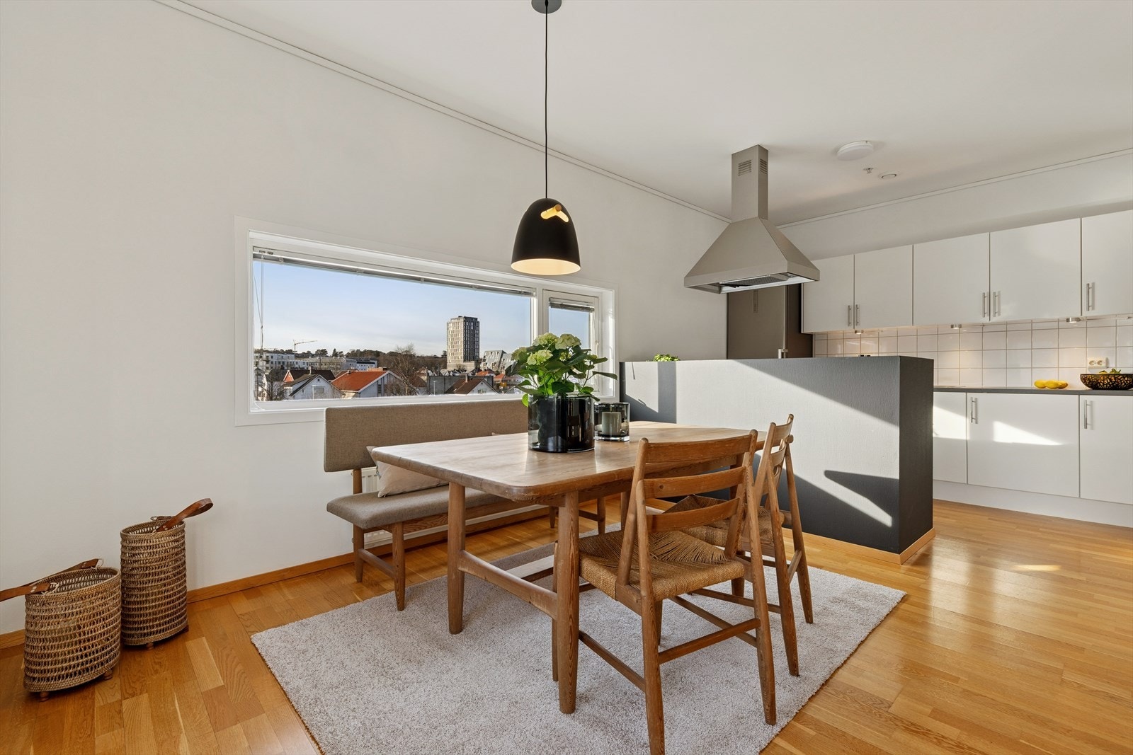 Stue og kjøkken i delvis åpen løsning. Her er det enkelt og underholde gjester mens man gjør klar maten. Galleribilde