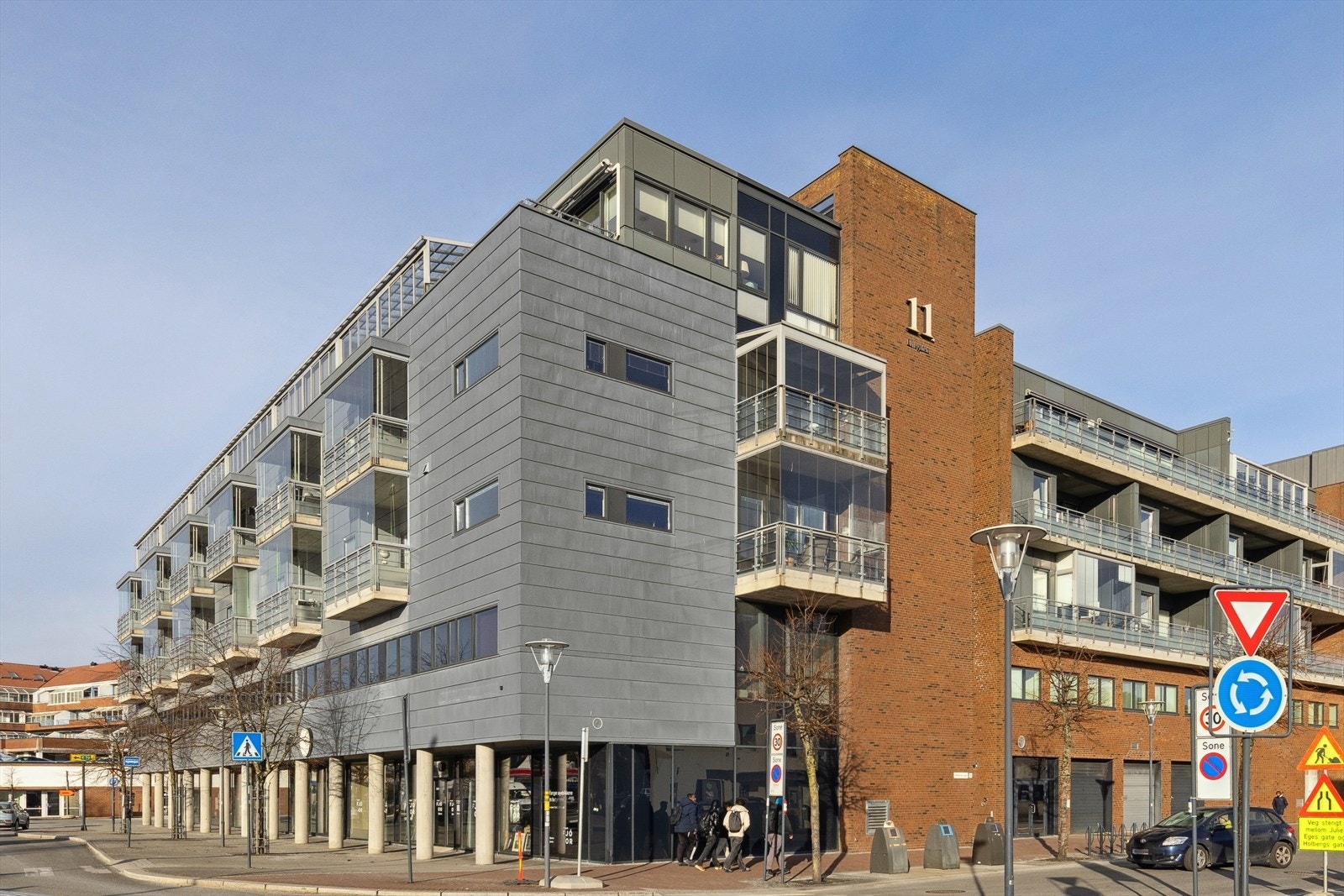 Sameiet har en rekke gode kvaliteter, blant annet felles selskapslokaler, leilighet til leie for besøkende til beboere m.m. Galleribilde