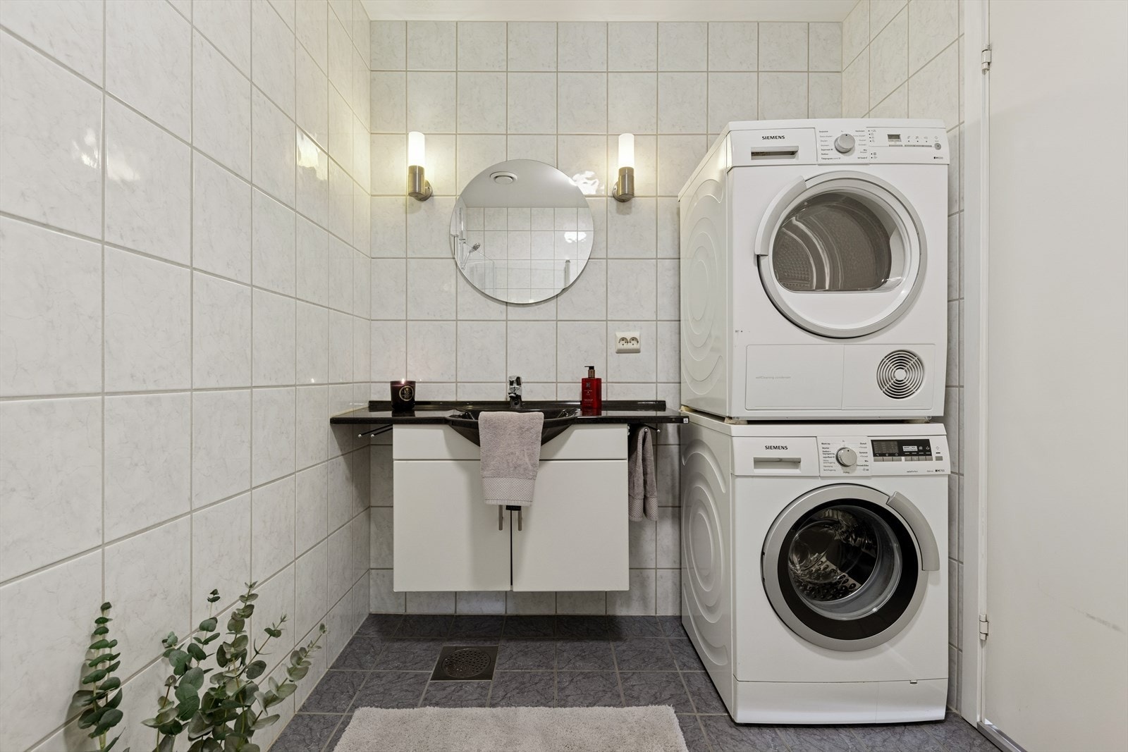 Moderne flislagt bad med varme i gulv, opplegg vaskemaskin og tørketrommel. Galleribilde