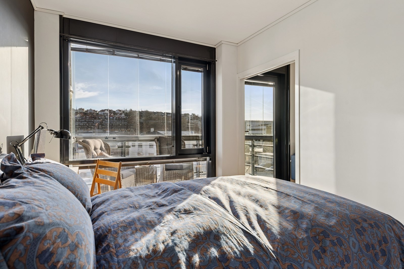 Rommet har store vinduer ut mot balkongen som slipper inn rikelig med sollys. Galleribilde