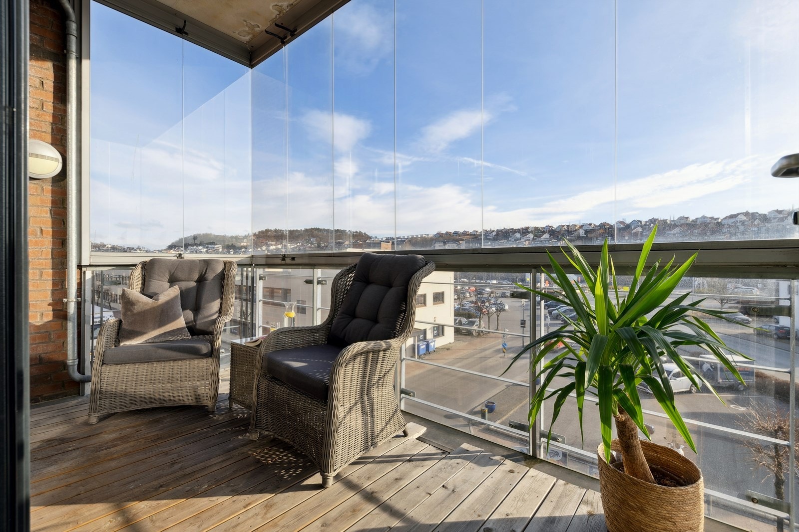 Balkongen er innglasset og romslig. Her er det plass til en enda større sittegruppe om man ønsker det. Galleribilde