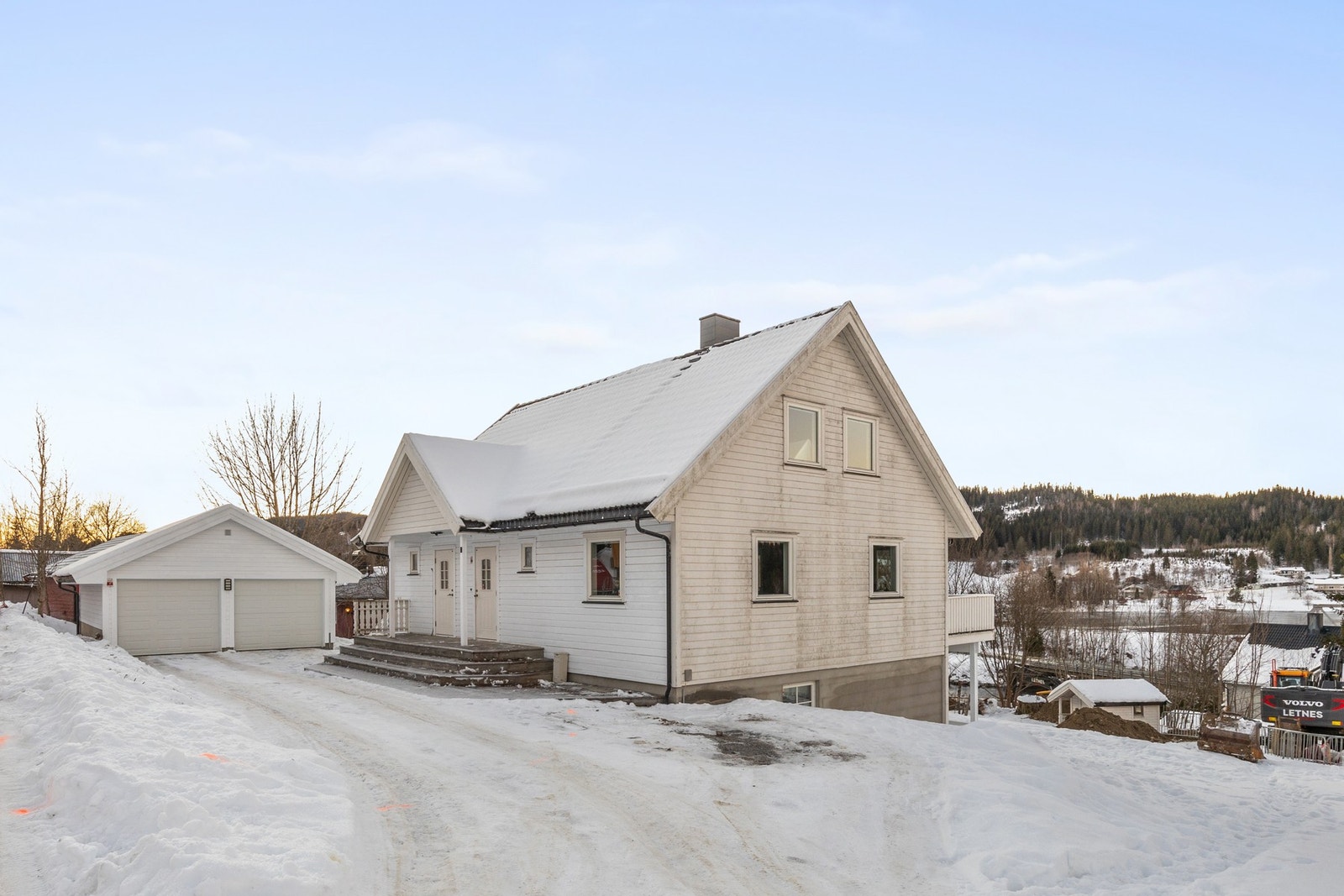 Innholdsrik enebolig med utleie i sokkel, samt romslig dobbelgarasje! Galleribilde