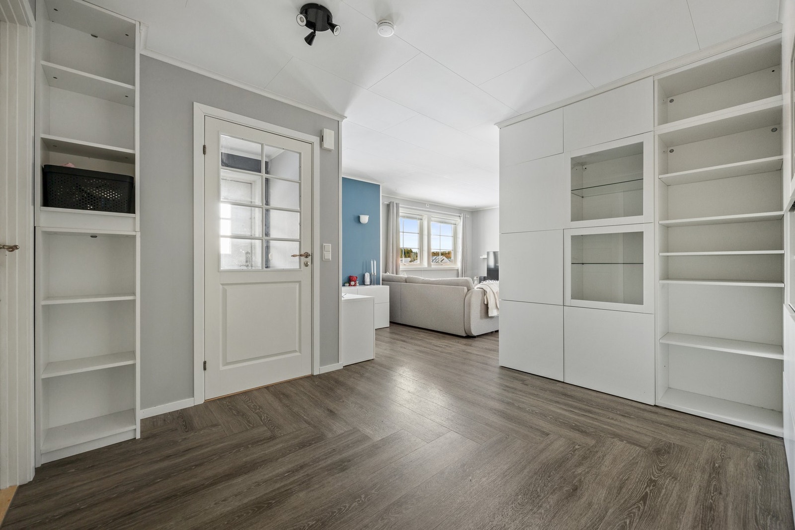 Utleie. Gang, stue og kjøkken måler til sammen ca 44 kvm. Galleribilde