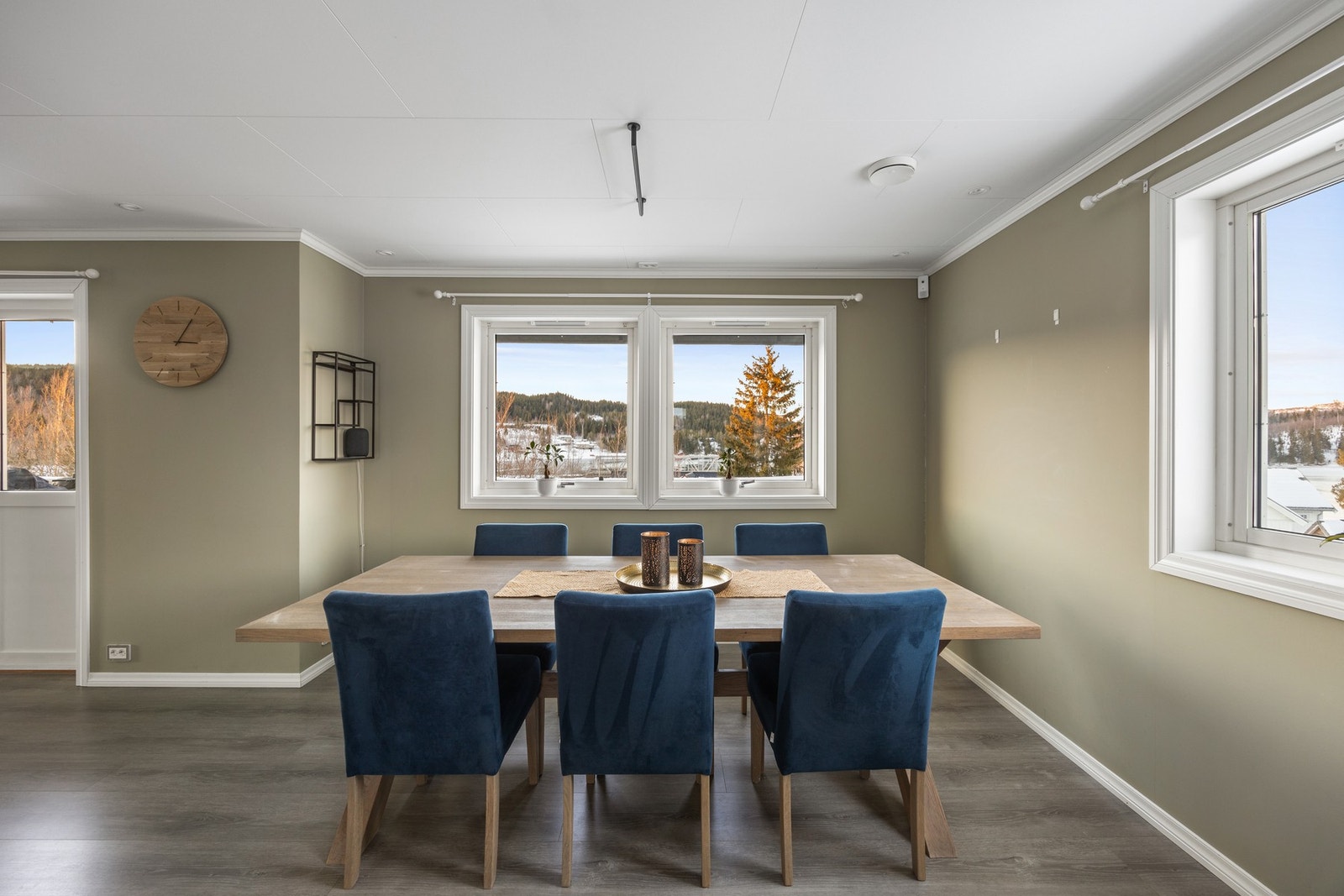 Det er god plass til spisebord Galleribilde