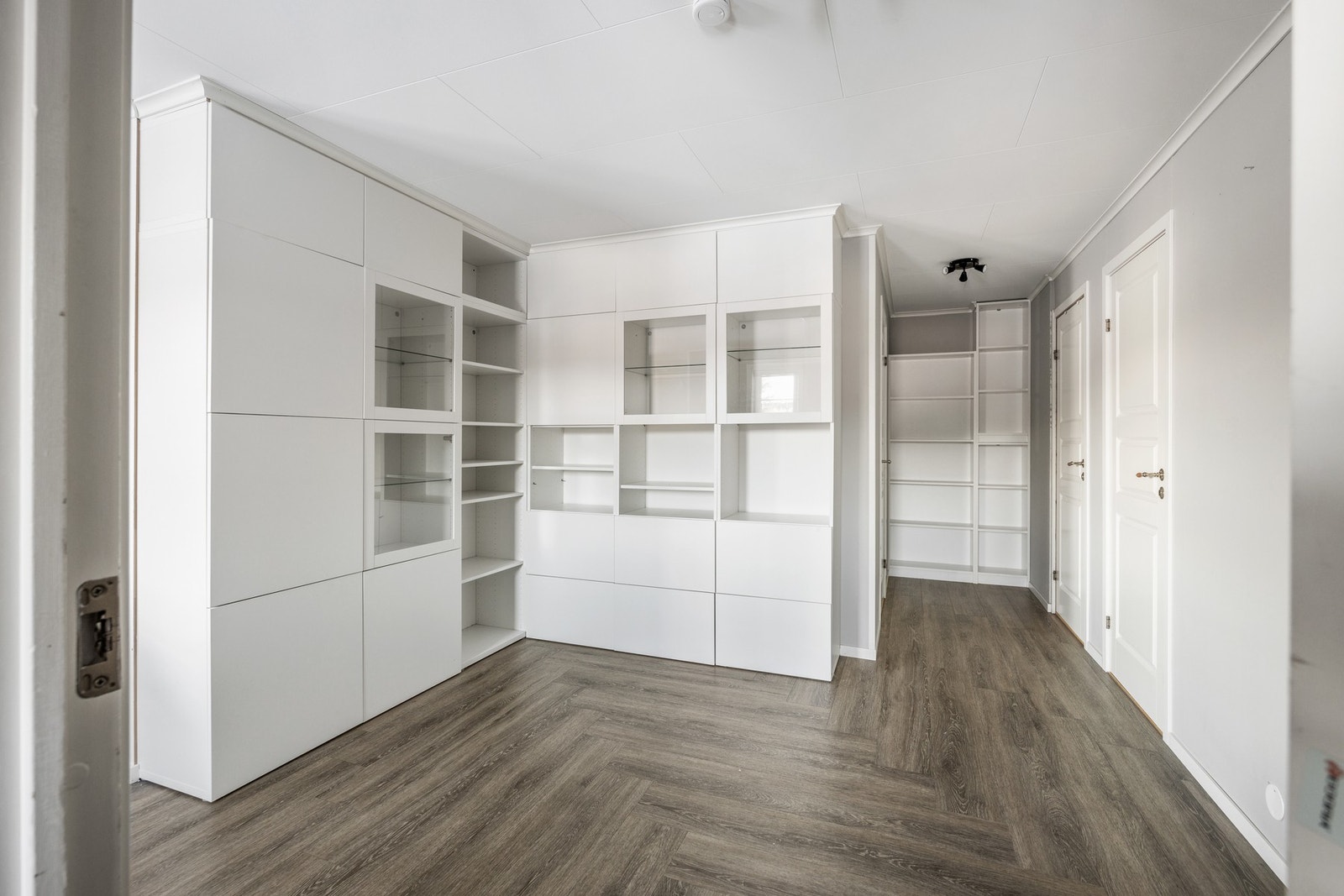 Gang med adkomst til to soverom, vaskerom og bad Galleribilde