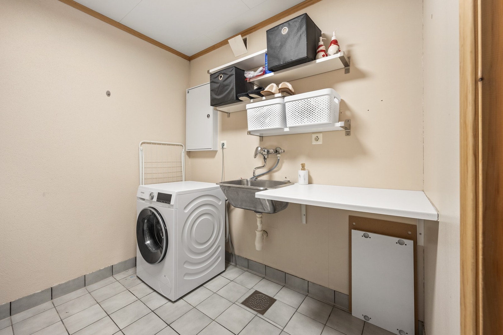 Utleie. Vaskerom - ca 5,5 kvm. Utstyrt med utslagsvask, opplegg for vaskemaskin og enkel benk. Galleribilde