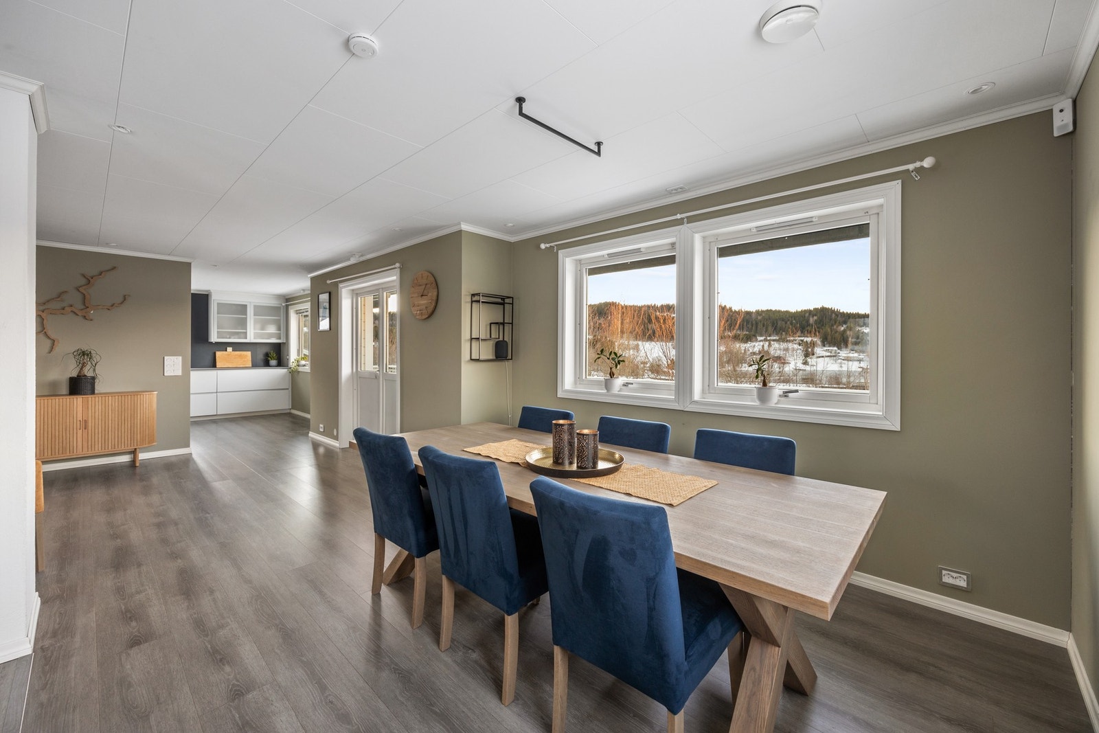 Stuen har en praktisk planløsning med definerte soner! Galleribilde