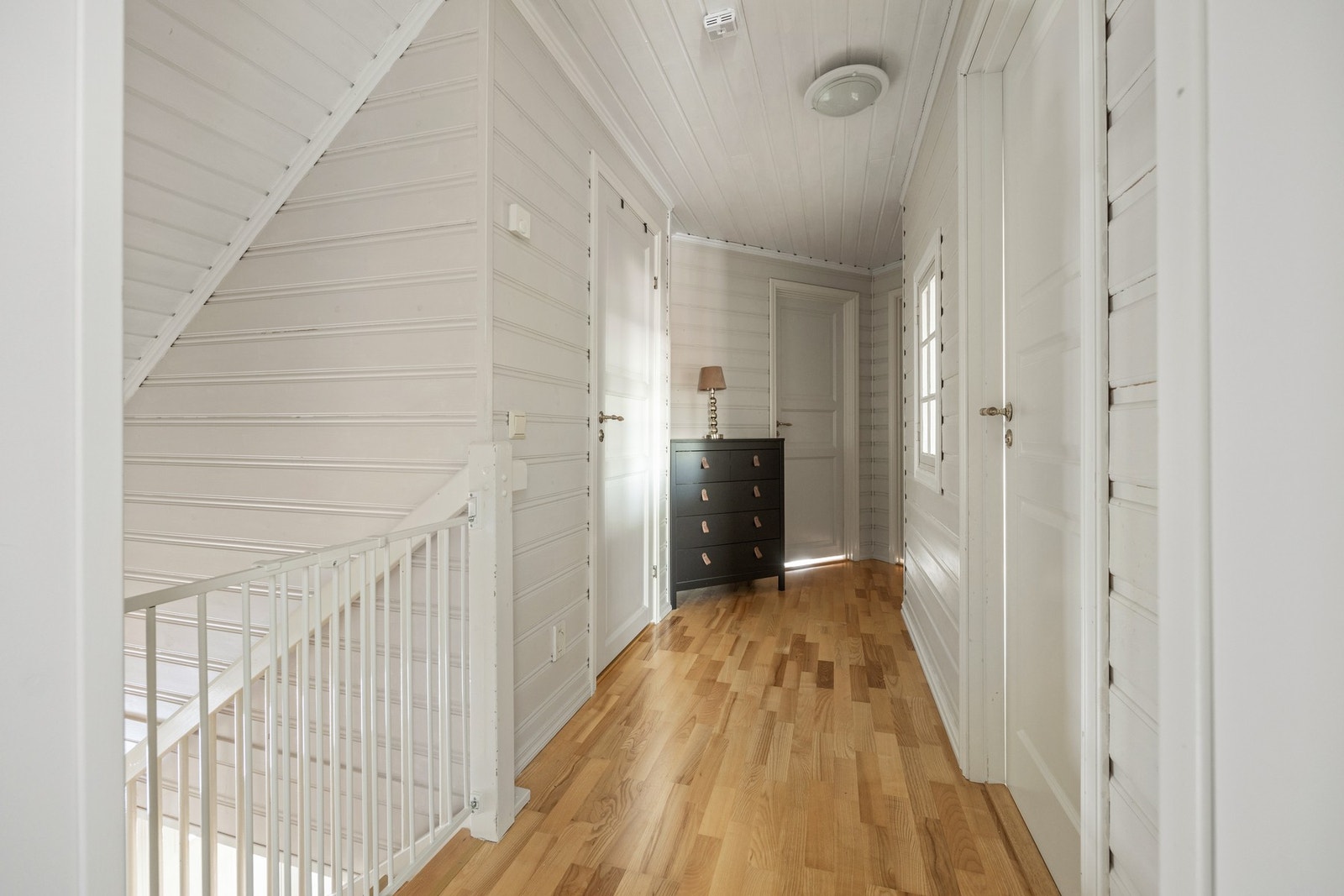 Gang på loft - ca 9 kvm. Etasjen er innredet med fire soverom, ett bad og en bod. Galleribilde