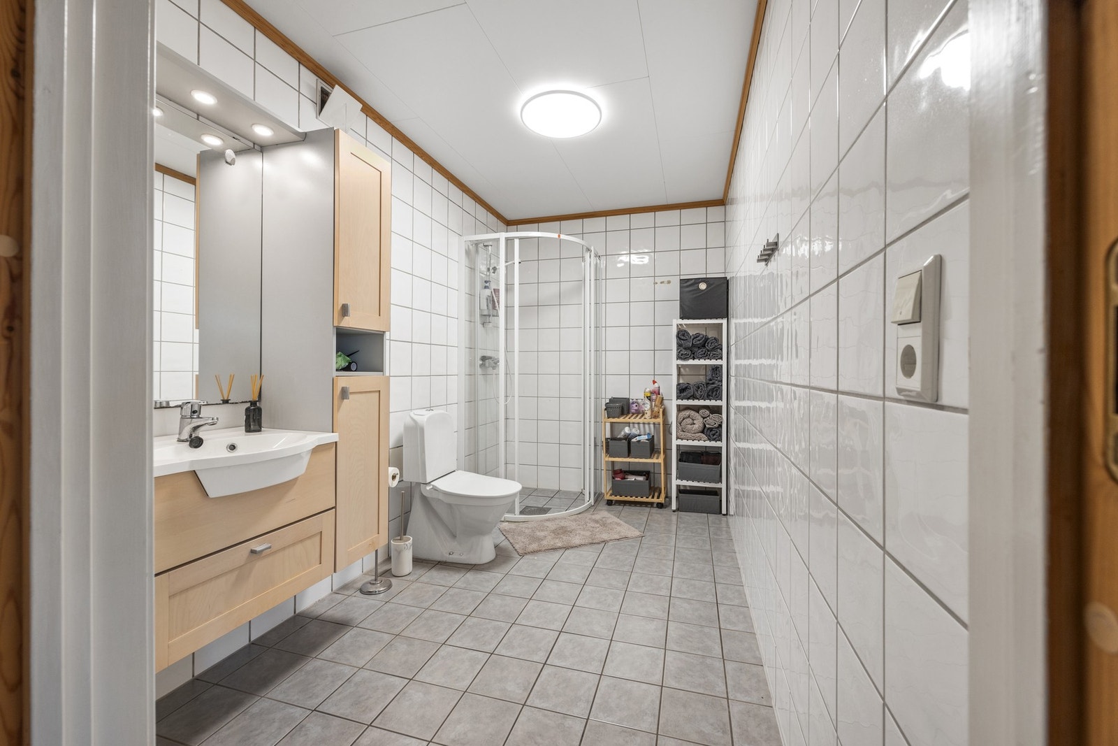 Bad - ca 6,5 kvm. Utstyrt med servantskap, toalett og dusj. Galleribilde