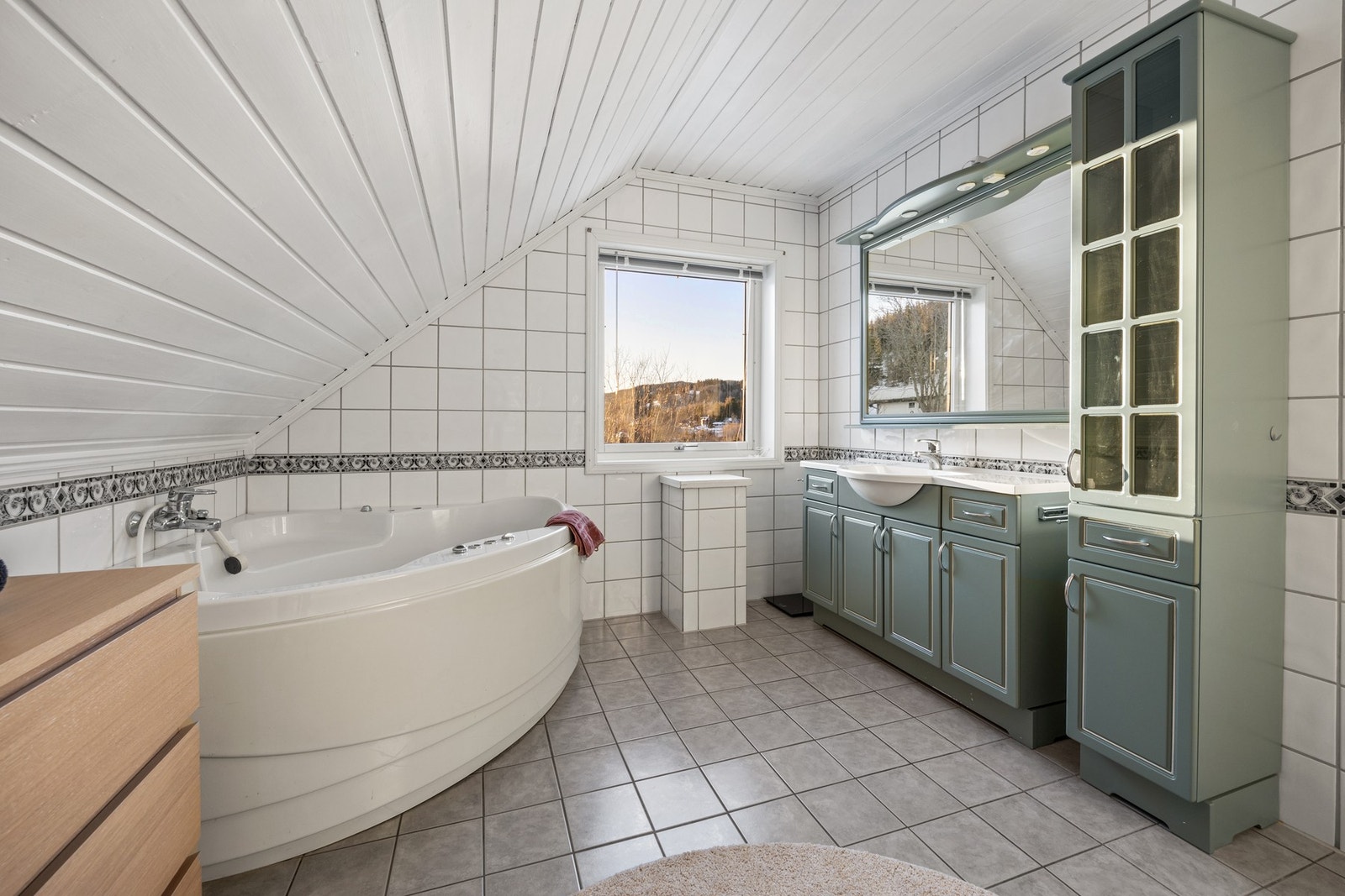 Bad - ca 9 kvm. Utstyrt med hjørnebadekar, servantskap og toalett Galleribilde