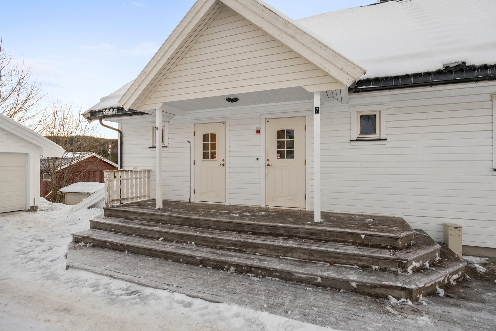 Takoverbygd inngangsparti med terrasse - ca 9 kvm. Galleribilde