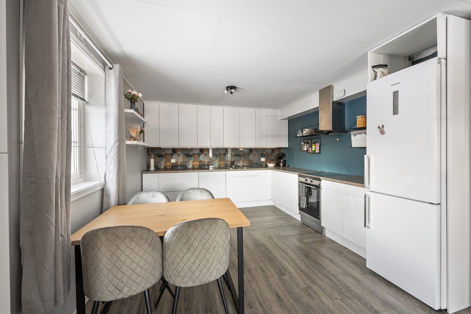 Utleie. Pen kjøkkeninnredning med avsatt plass for hvitevarer. Galleribilde