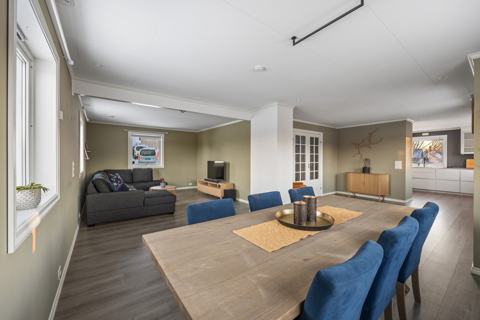 Romslig stue- og kjøkkenløsning! Galleribilde