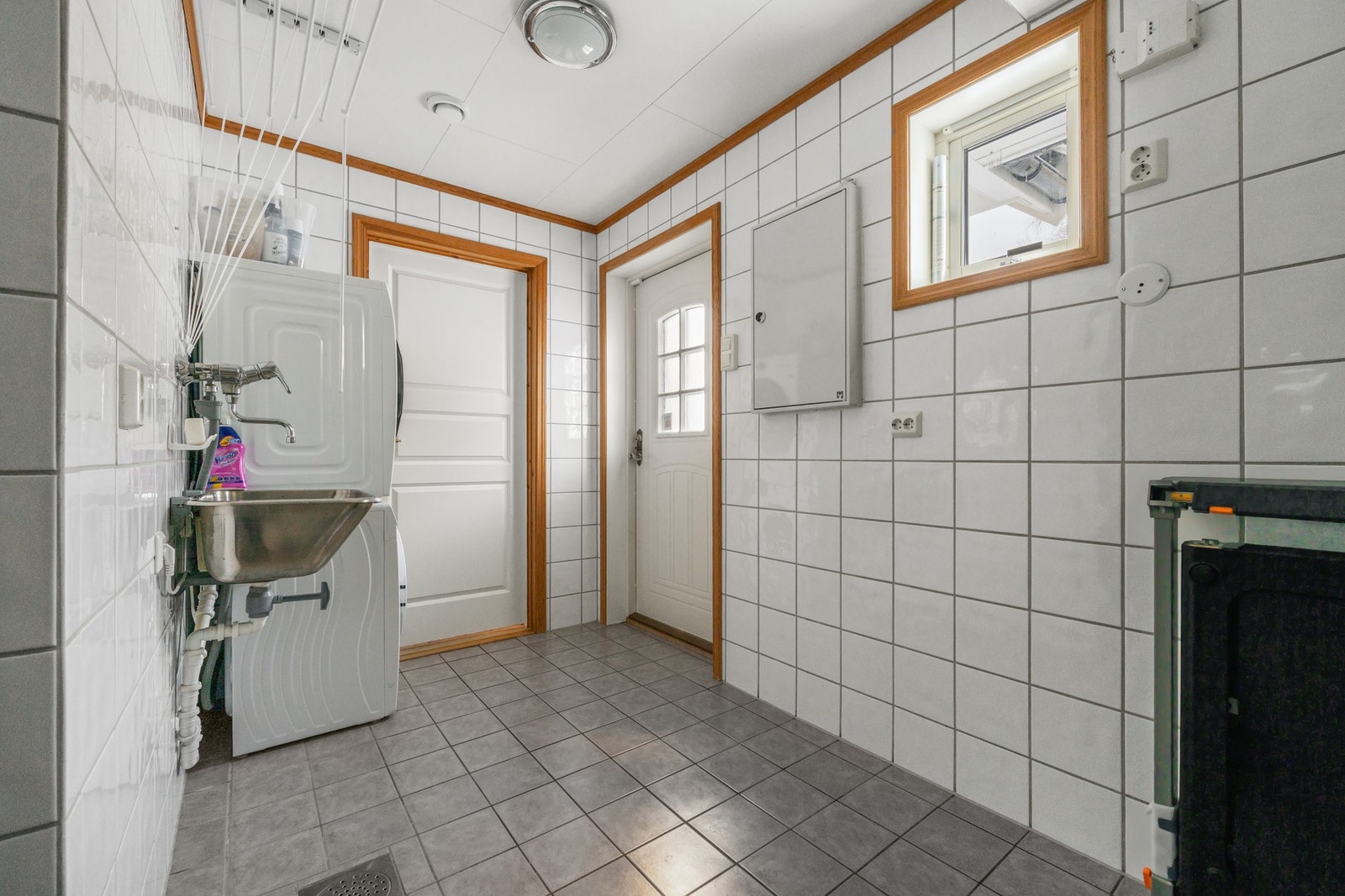 Vaskerom - ca 9 kvm. Innredet med dusjkabinett, opplegg for vaskemaskin og utslagsvask. Galleribilde