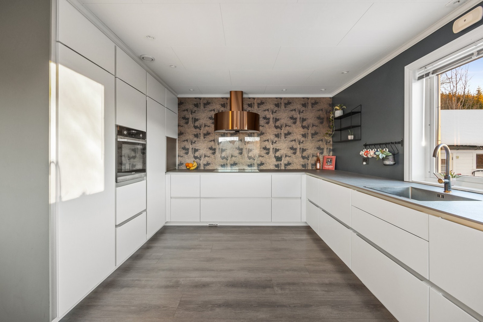 Moderne kjøkkeninnredning med mye oppbevaringsplass og romslig benkeplate! Downlights sørger for en godt opplyst kjøkkensone. Galleribilde