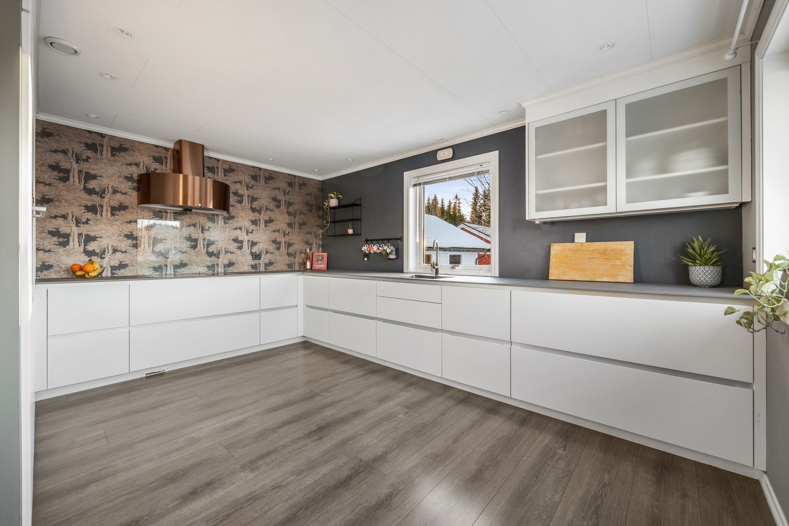 Det er integrert kjøleskap, fryseskap, oppvaskmaskin, stekeovn og platetopp. Galleribilde