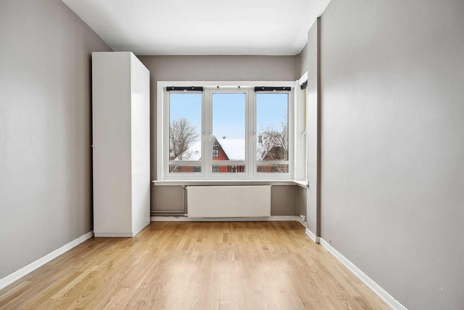 Soverom med garderobeskap Galleribilde