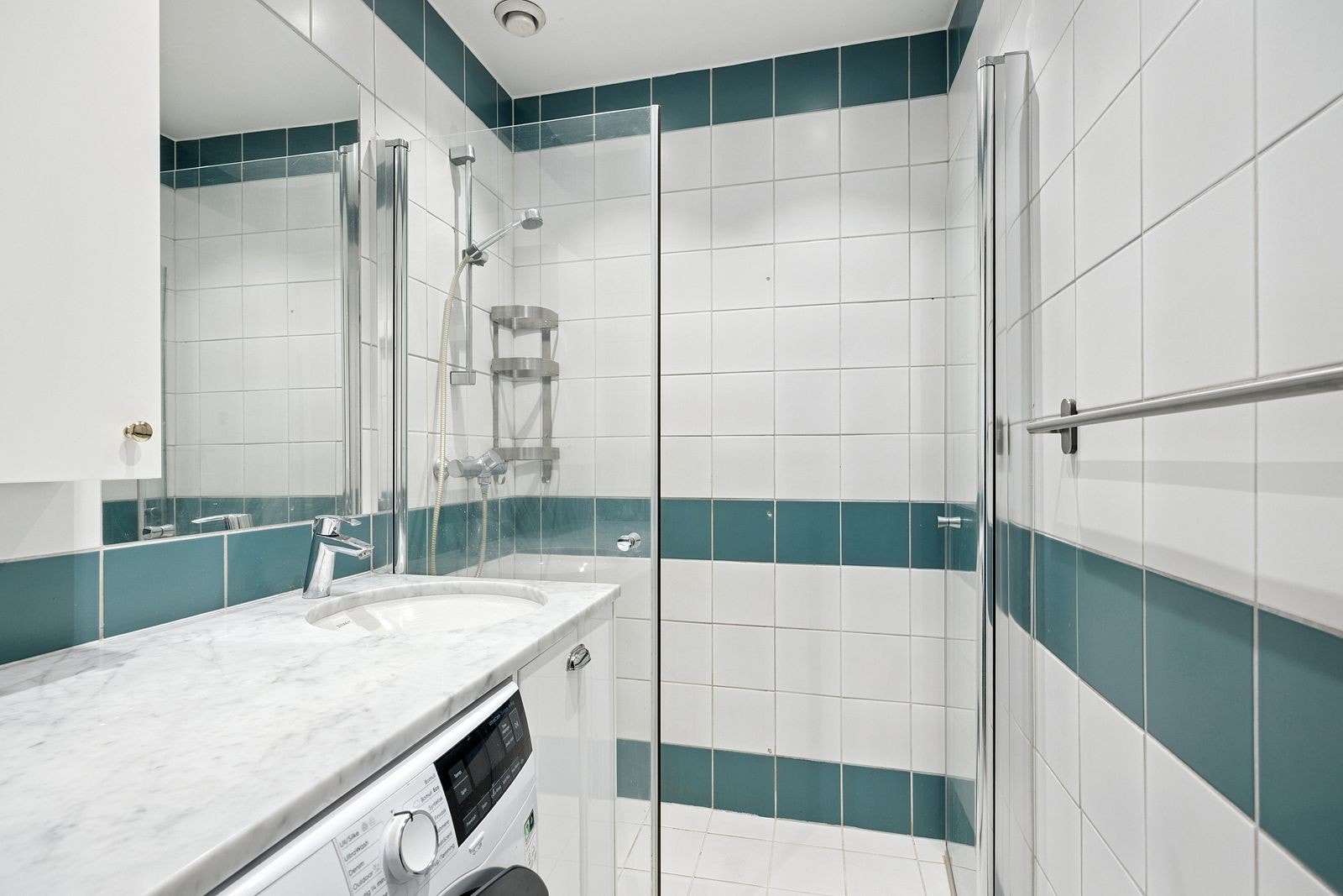 Flislagt bad med varme i gulv og vaskemaskin. Det er wc i eget rom Galleribilde